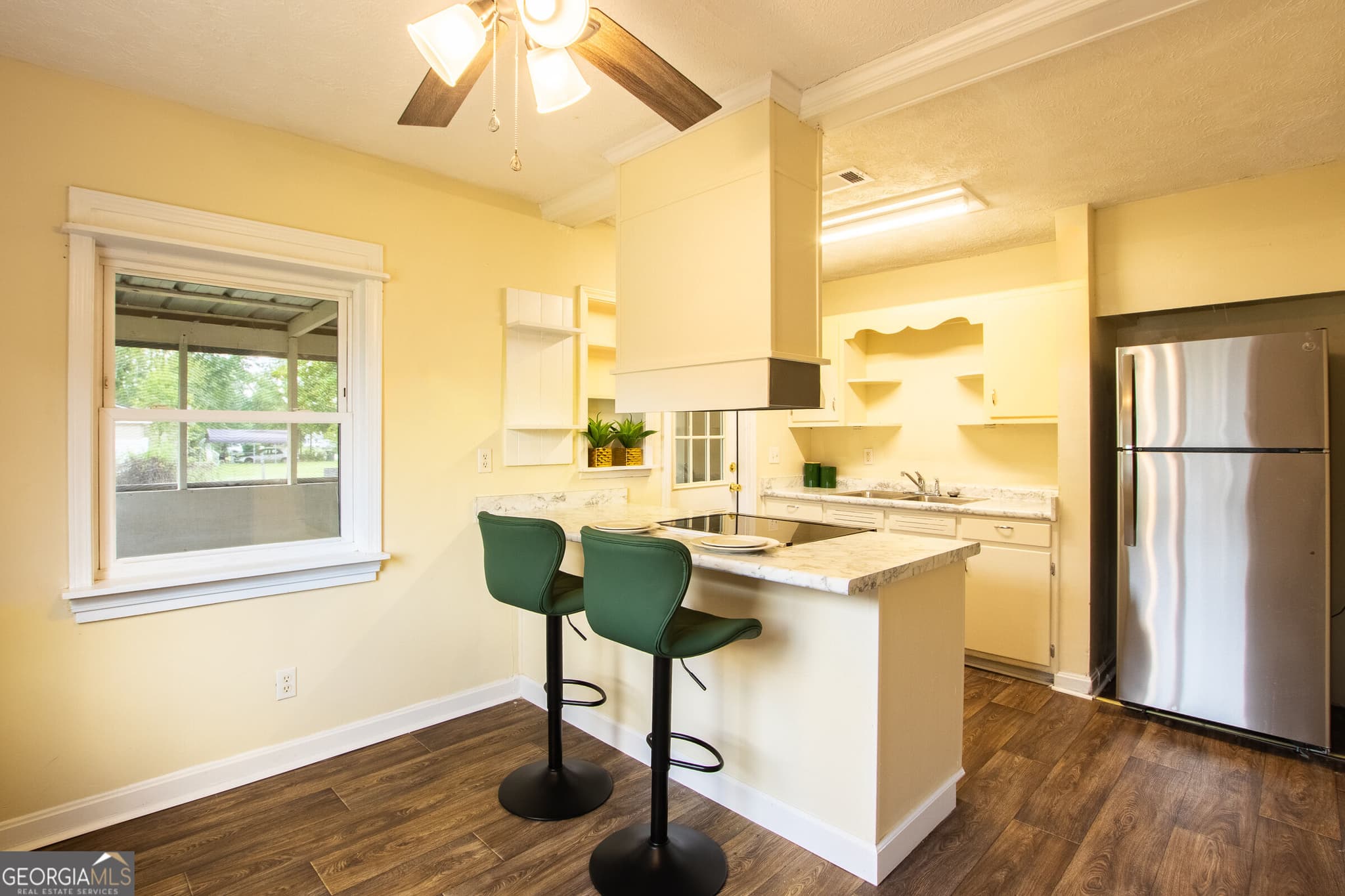2 bedroom, 1 bathroom, 906 sq ft single family residence under contract at 613 N Crawford Street, Waycross, GA 31503 — photo 6