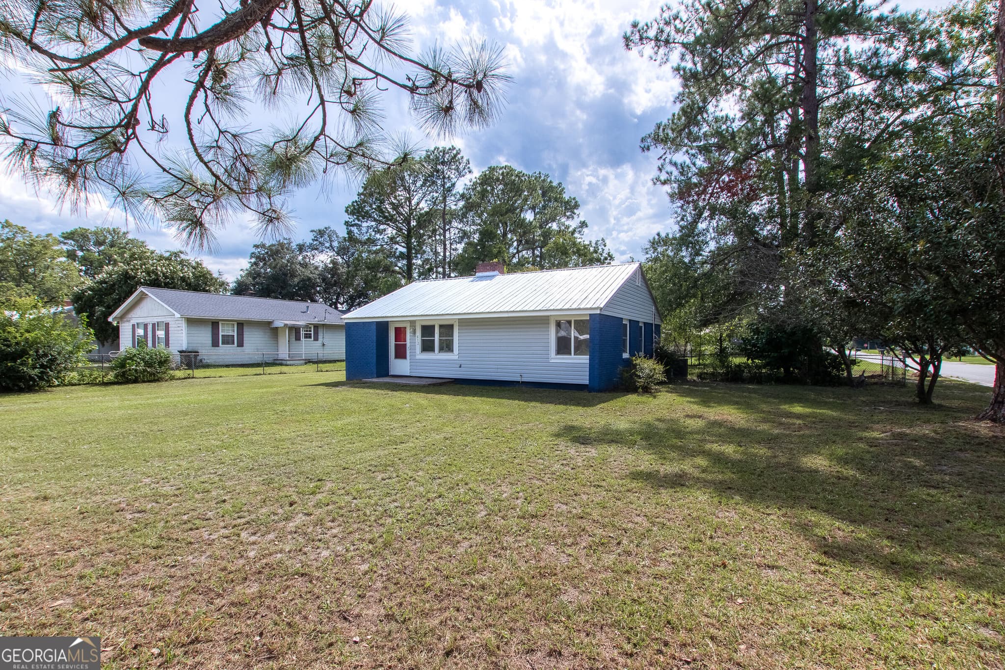 2 bedroom, 1 bathroom, 906 sq ft single family residence under contract at 613 N Crawford Street, Waycross, GA 31503 — photo 3