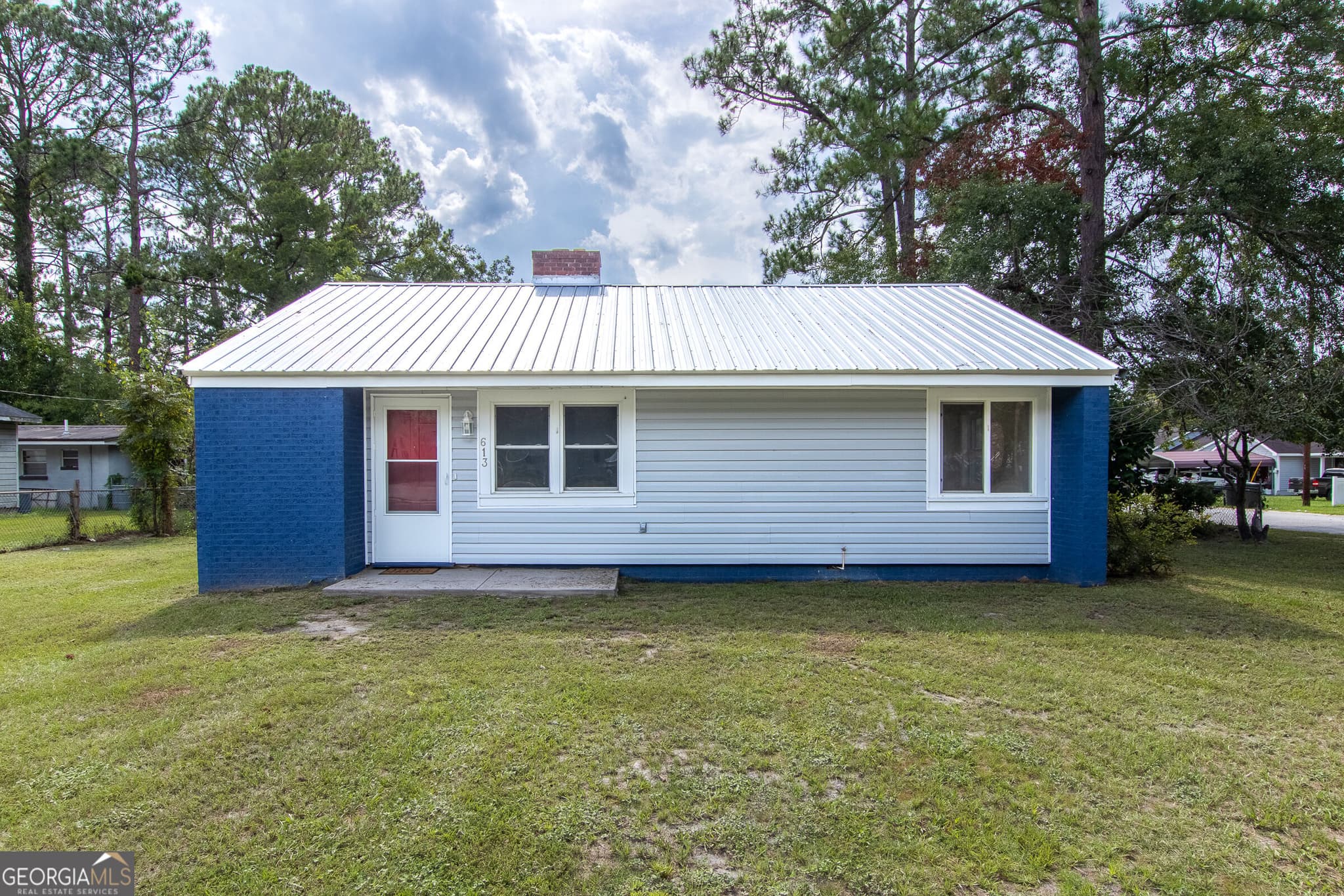 2 bedroom, 1 bathroom, 906 sq ft single family residence under contract at 613 N Crawford Street, Waycross, GA 31503