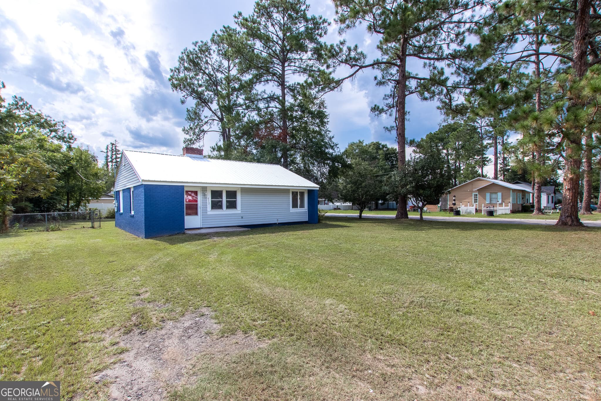 2 bedroom, 1 bathroom, 906 sq ft single family residence under contract at 613 N Crawford Street, Waycross, GA 31503 — photo 5