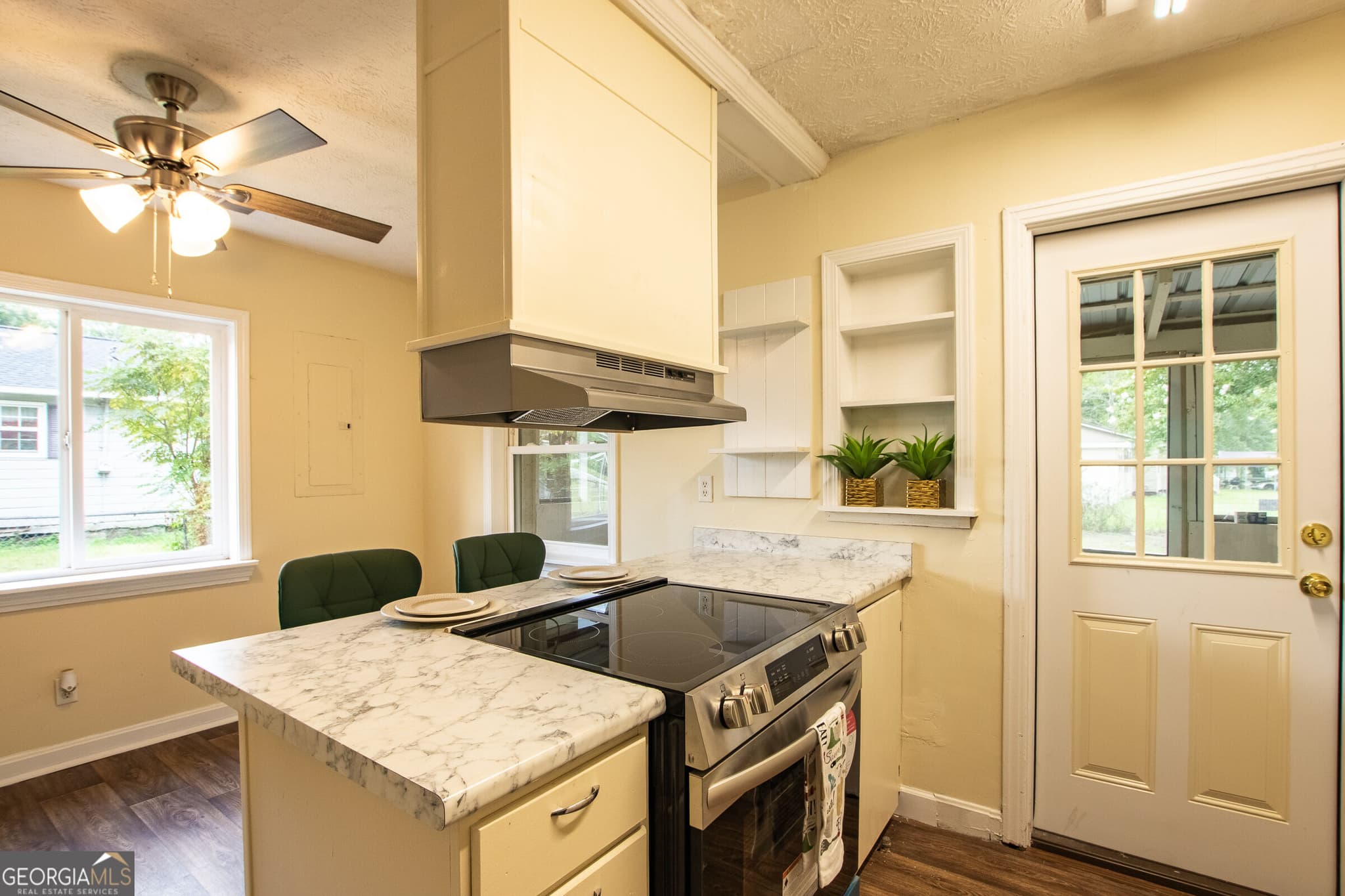 2 bedroom, 1 bathroom, 906 sq ft single family residence under contract at 613 N Crawford Street, Waycross, GA 31503 — photo 9