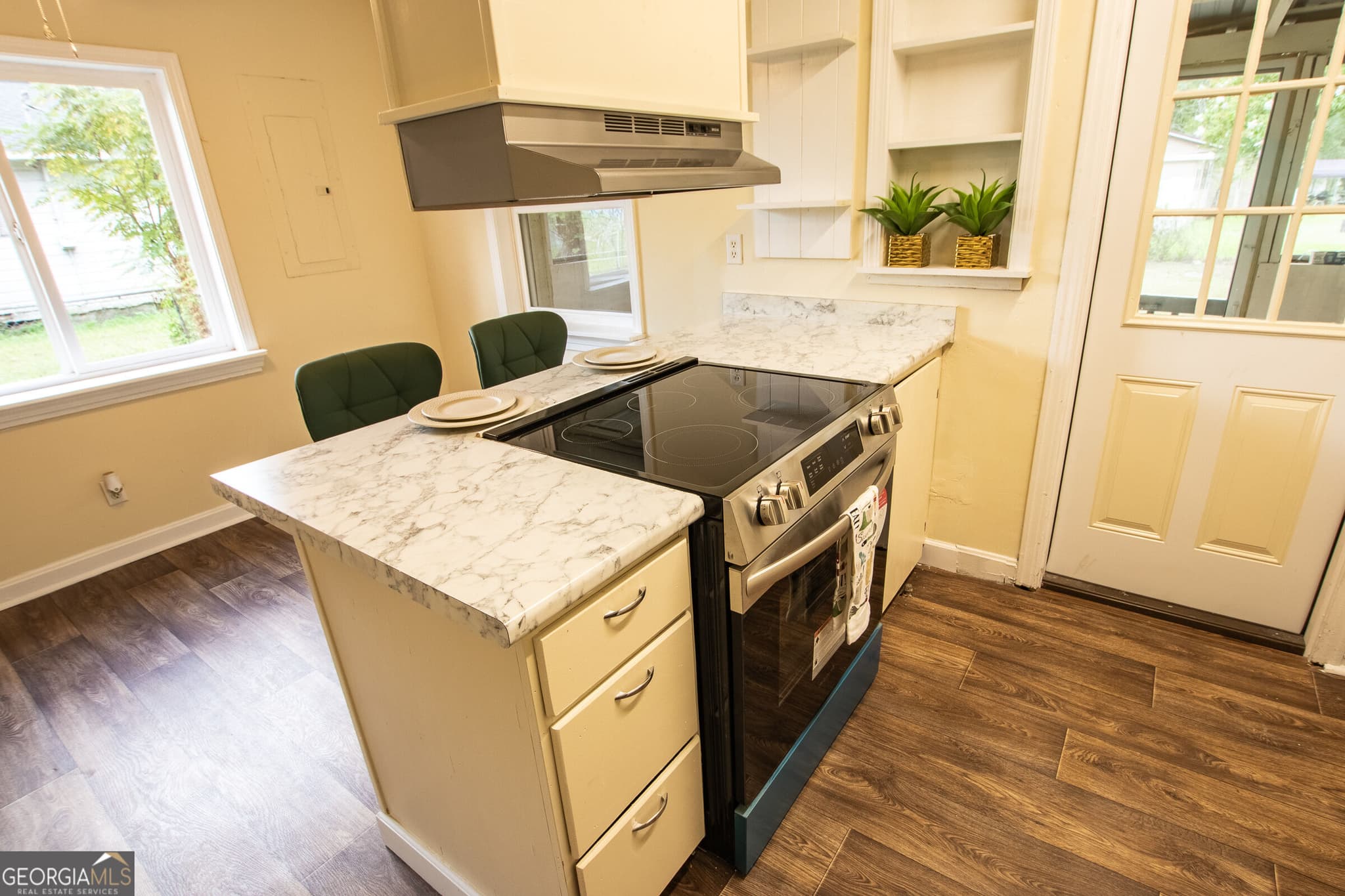 2 bedroom, 1 bathroom, 906 sq ft single family residence under contract at 613 N Crawford Street, Waycross, GA 31503 — photo 10