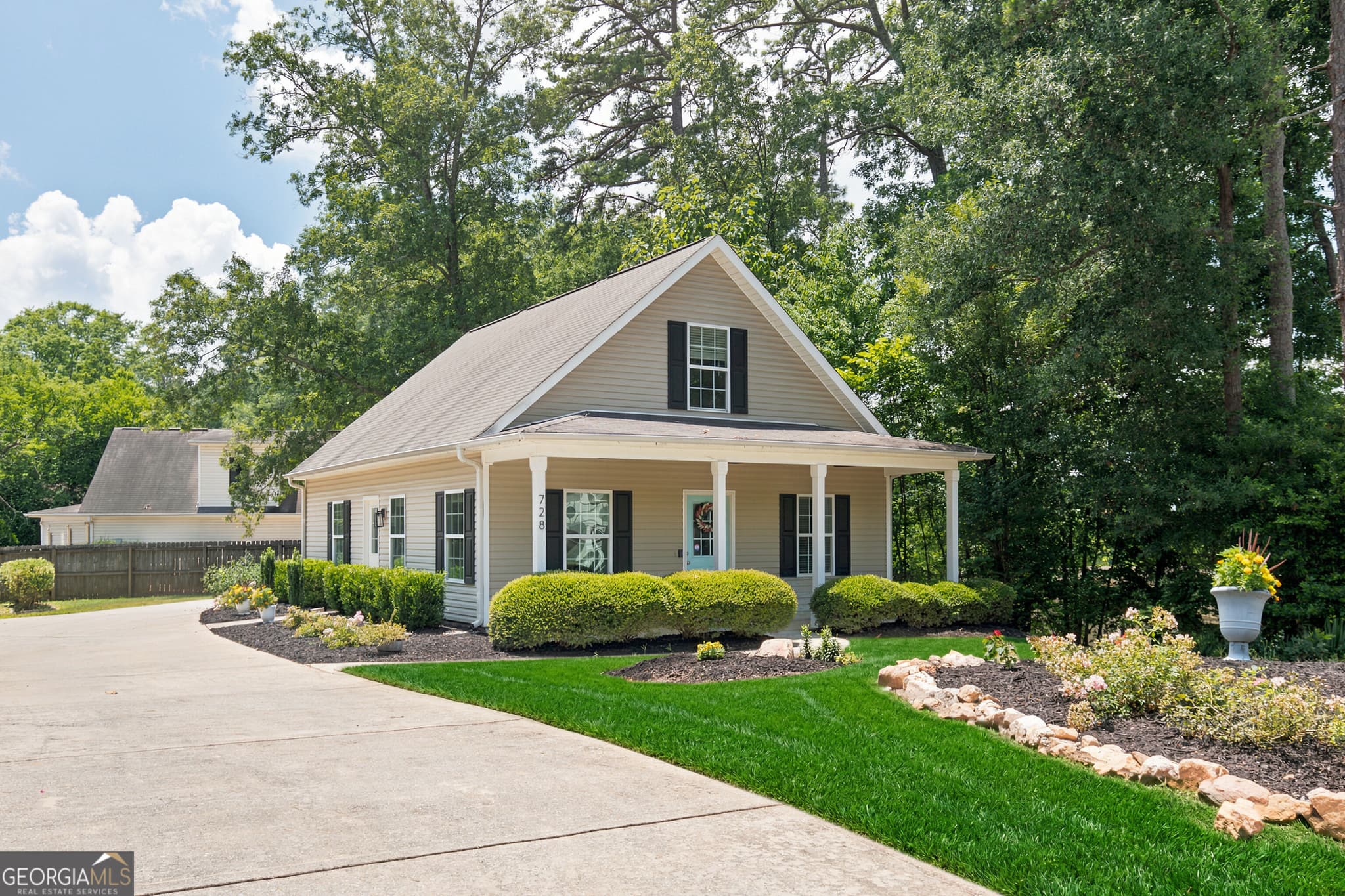 3 bedroom, 2 bathroom, 1,418 sq ft single family residence for sale at 728 Skyview Drive, Marietta, GA 30060 — photo 2
