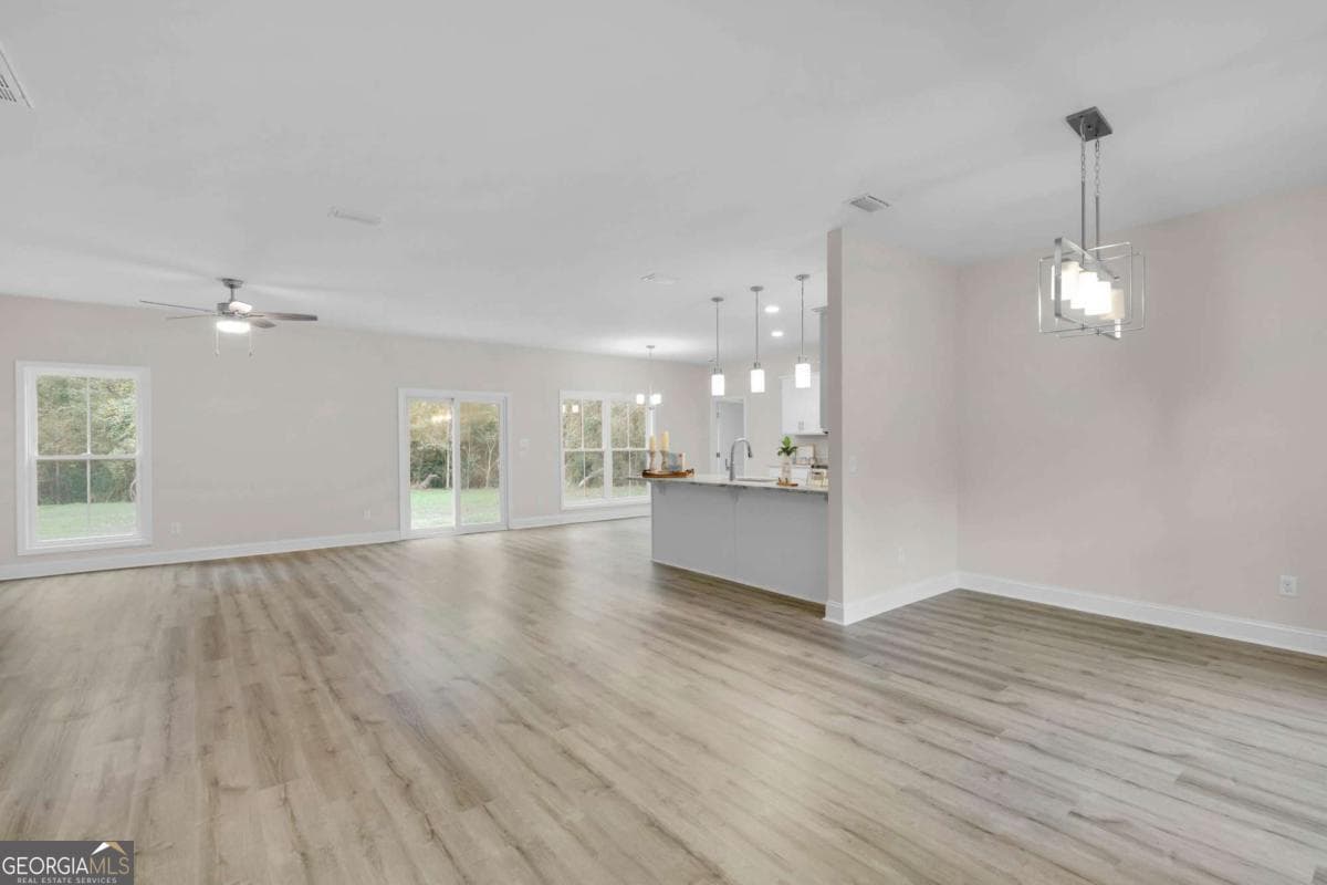 3 bedroom, 2 bathroom, 1,700 sq ft single family residence for sale at 124 Creekwood Circle, Kingsland, GA 31548 — photo 4