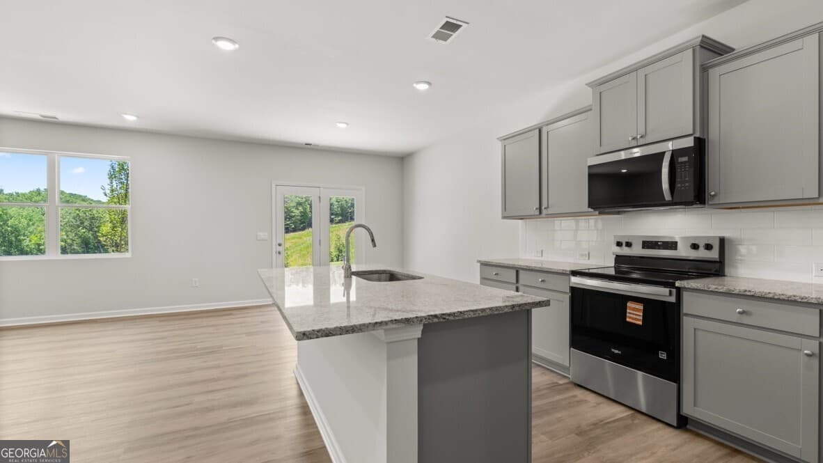 3 bedroom, 2.5 bathroom, 2,105 sq ft townhouse for sale at 1805 Meadow Green Circle, Gainesville, GA 30501 — photo 7