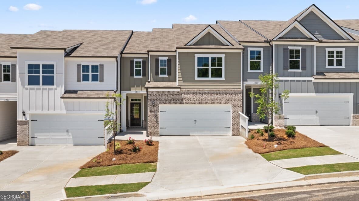 3 bedroom, 2.5 bathroom, 2,105 sq ft townhouse for sale at 1805 Meadow Green Circle, Gainesville, GA 30501 — photo 1 of 36