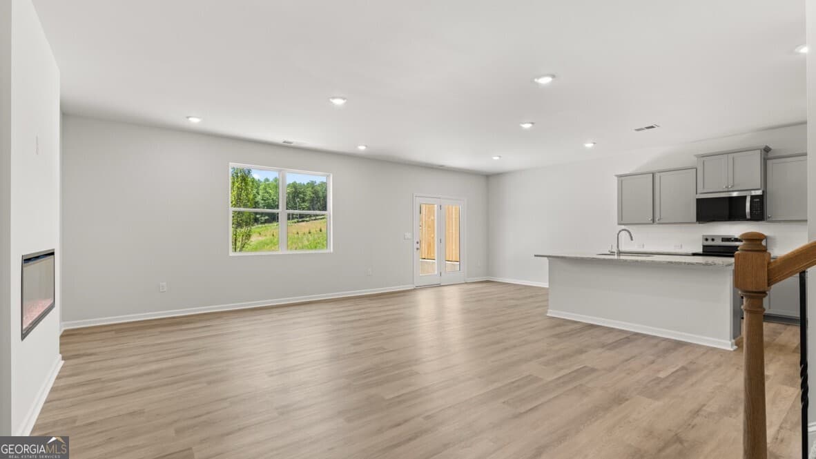 3 bedroom, 2.5 bathroom, 2,105 sq ft townhouse for sale at 1805 Meadow Green Circle, Gainesville, GA 30501 — photo 4