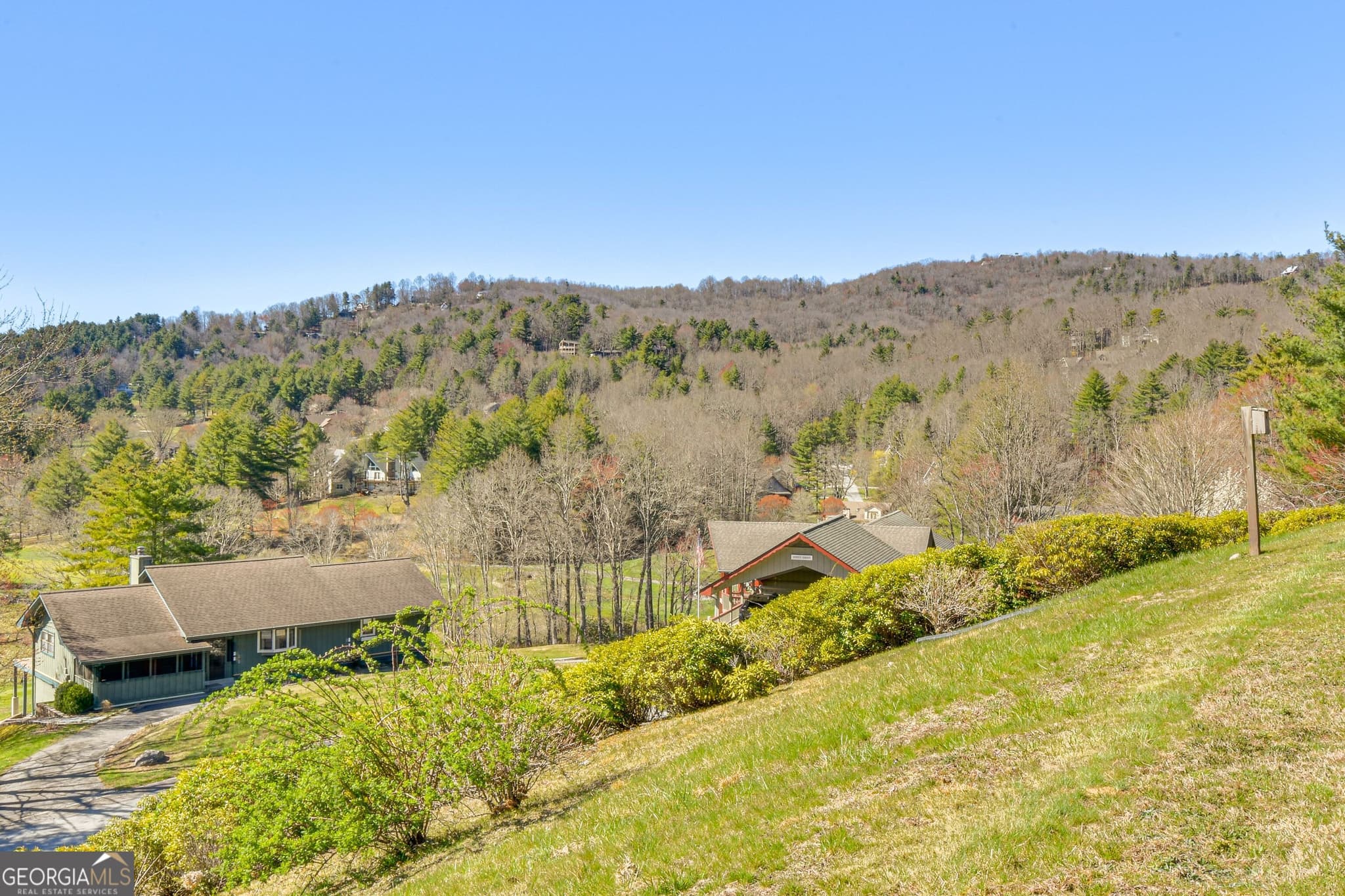 2 bedroom, 2.5 bathroom, 1,320 sq ft condominium for sale at 115 Broadmoor Lane, Sky Valley, GA 30537 — photo 3