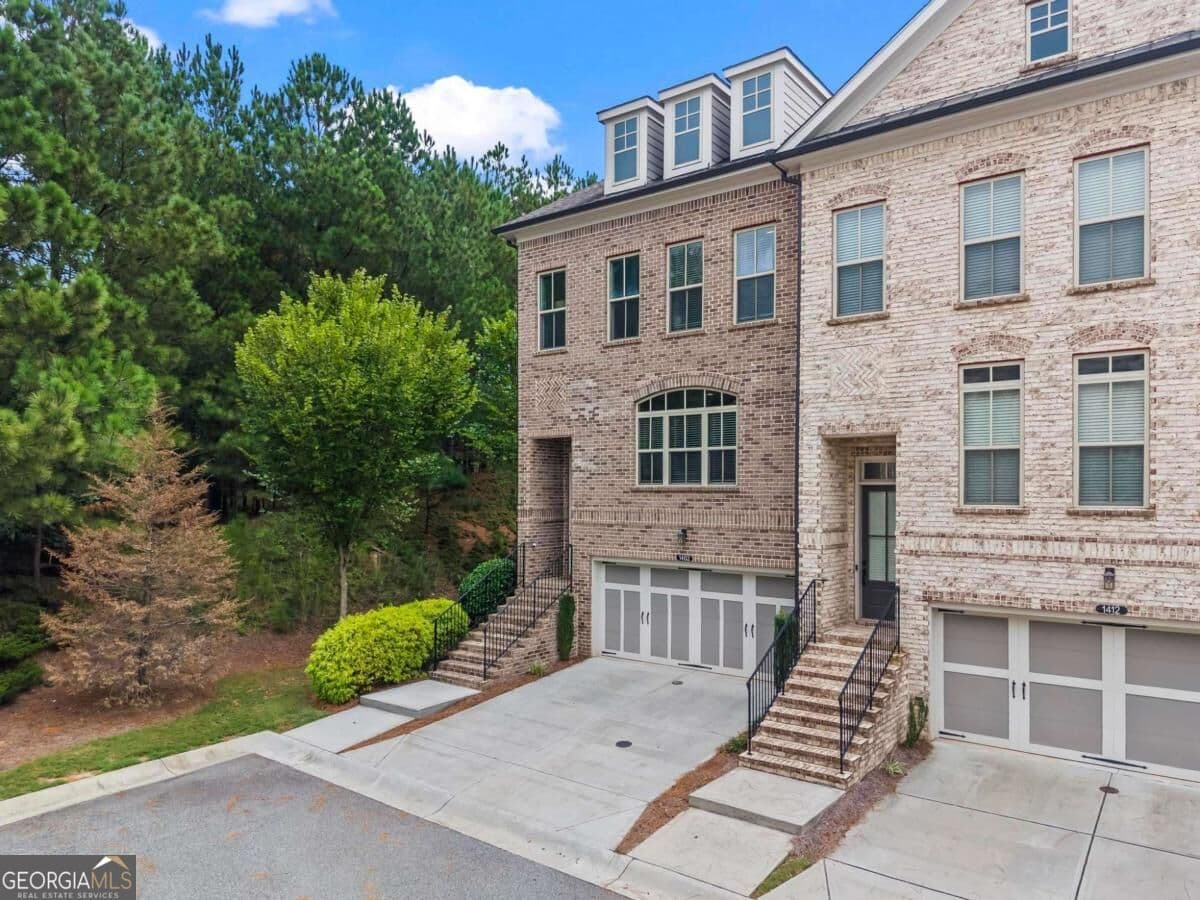 4 bedroom, 3.5 bathroom, 2,302 sq ft townhouse for sale at 1402 Wisteria Wall Drive, Suwanee, GA 30024 — photo 2