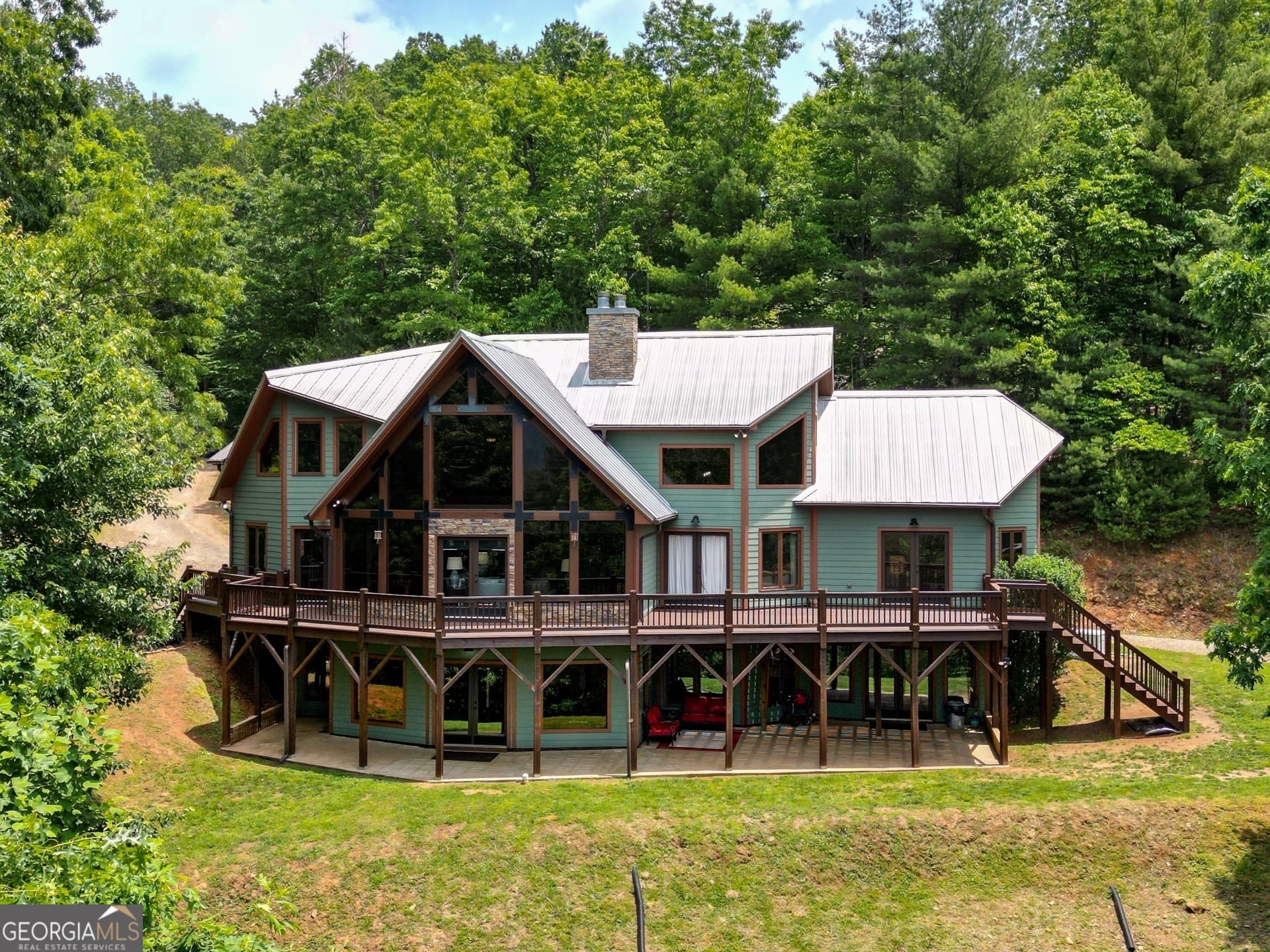 4 bedroom, 4.5 bathroom, 4,715 sq ft cabin,single family residence sold at 140 Buds Court, Murphy, NC 28906