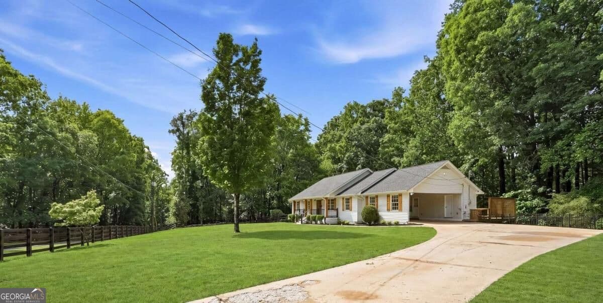 5 bedroom, 3 bathroom, 3,292 sq ft single family residence for sale at 2595 Marsha Circle, Cumming, GA 30041 — photo 2