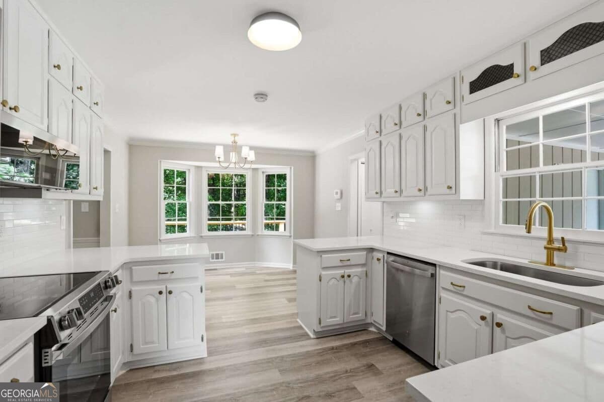 5 bedroom, 3 bathroom, 3,292 sq ft single family residence for sale at 2595 Marsha Circle, Cumming, GA 30041 — photo 6