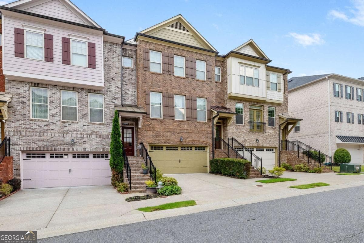 4 bedroom, 3.5 bathroom, 2,624 sq ft townhouse for sale at 9009 Woodland Trail, Alpharetta, GA 30009 — photo 2