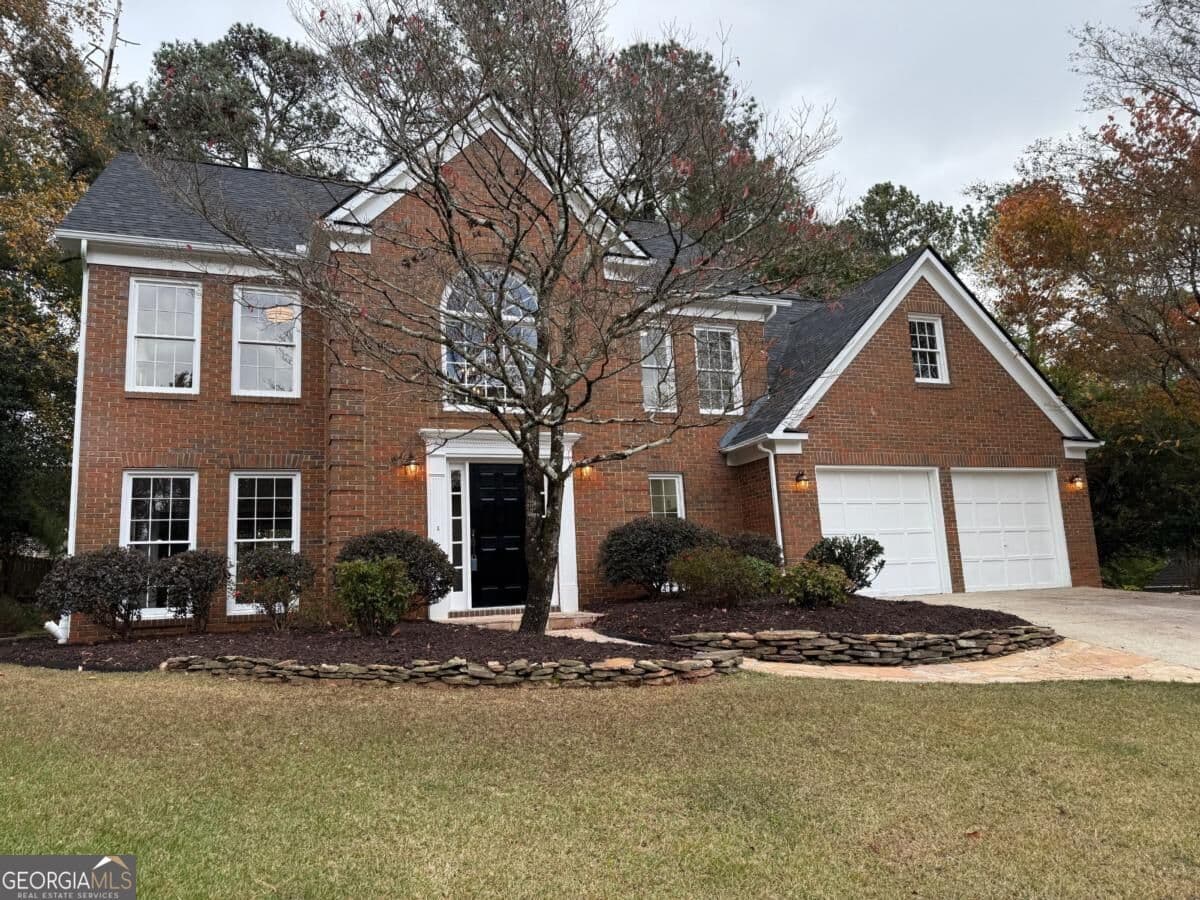 4 bedroom, 2.5 bathroom, 2,132 sq ft single family residence for sale at 5325 Hillgate Crossing, Alpharetta, GA 30005 — photo 2
