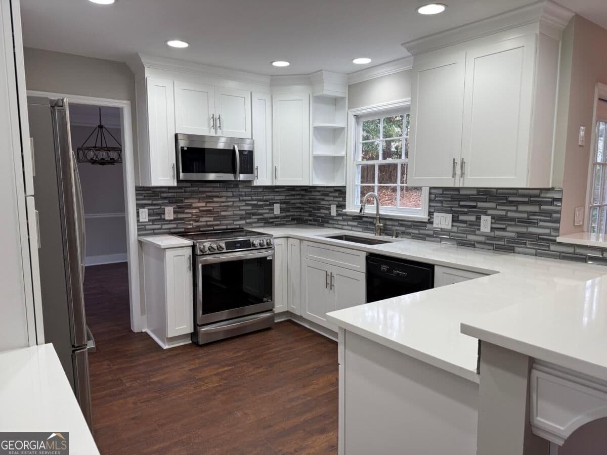 4 bedroom, 2.5 bathroom, 2,132 sq ft single family residence for sale at 5325 Hillgate Crossing, Alpharetta, GA 30005 — photo 3