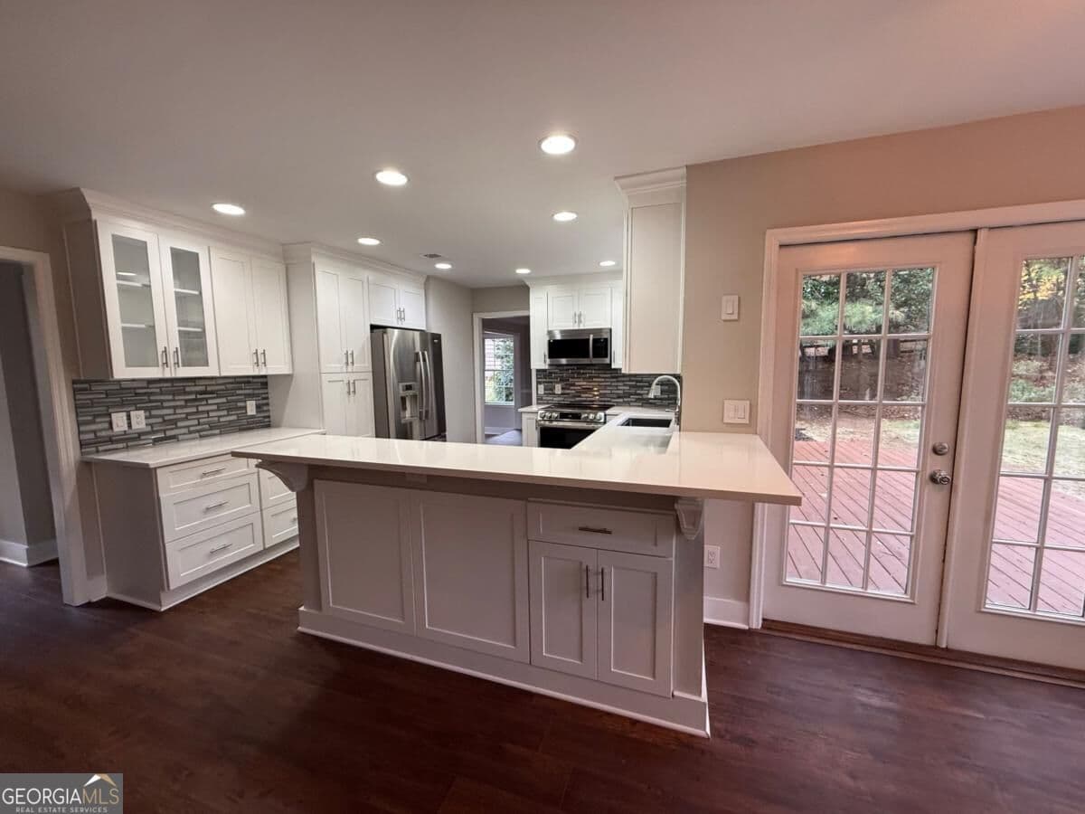 4 bedroom, 2.5 bathroom, 2,132 sq ft single family residence for sale at 5325 Hillgate Crossing, Alpharetta, GA 30005 — photo 5