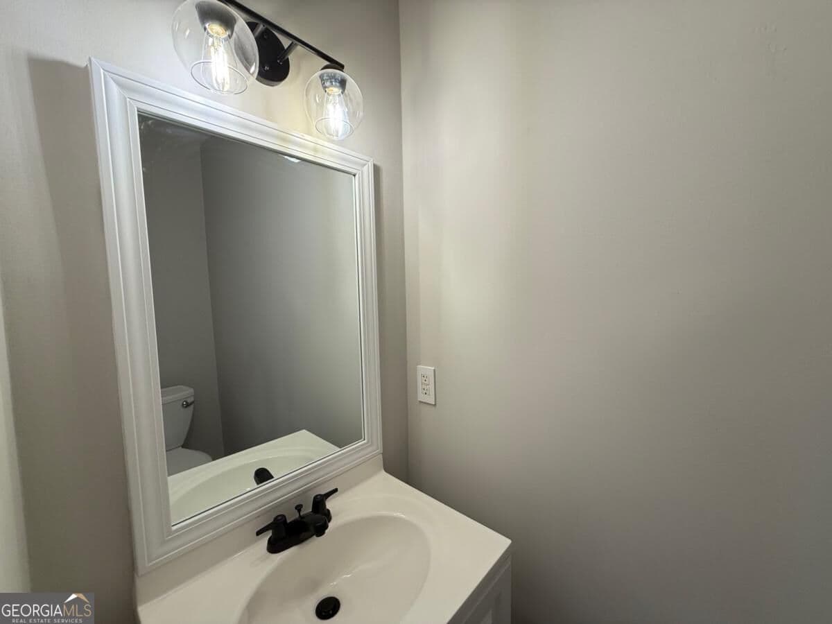 4 bedroom, 2.5 bathroom, 2,132 sq ft single family residence for sale at 5325 Hillgate Crossing, Alpharetta, GA 30005 — photo 10