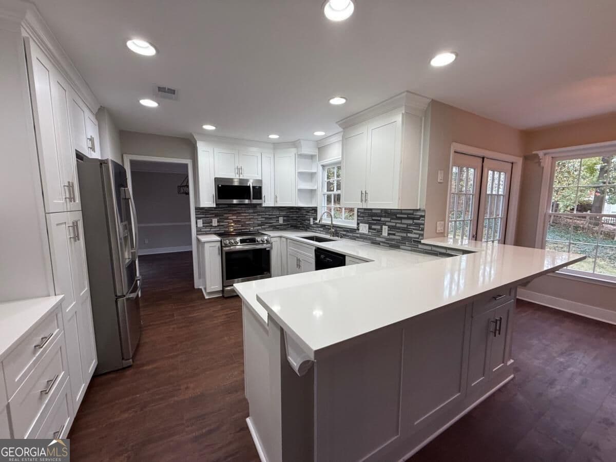 4 bedroom, 2.5 bathroom, 2,132 sq ft single family residence for sale at 5325 Hillgate Crossing, Alpharetta, GA 30005 — photo 4