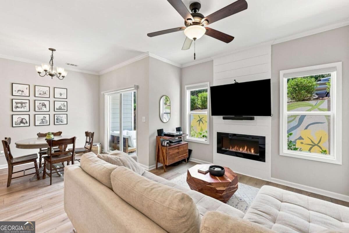 3 bedroom, 2.5 bathroom, 1,529 sq ft townhouse for sale at 1489 Bluff Valley Circle, Gainesville, GA 30504 — photo 2