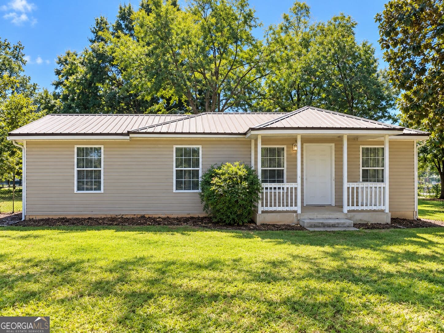 2 bedroom, 1 bathroom, 864 sq ft single family residence for sale at 1230 Harris Street, Milledgeville, GA 31061