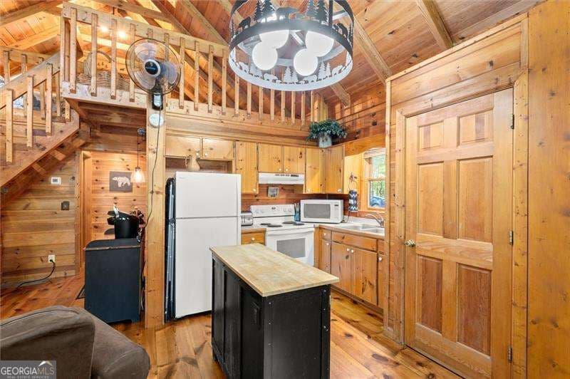 3 bedroom, 1 bathroom, 1,024 sq ft cabin,single family residence for sale at 726 Cherry Lake Drive, Blue Ridge, GA 30513 — photo 2