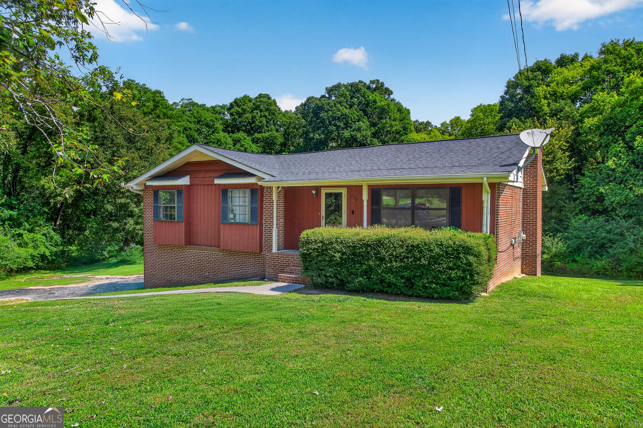 3 bedroom, 2 bathroom, 1,989 sq ft single family residence for sale at 774 Brownwood Circle, Ringgold, GA 30736 — photo 2