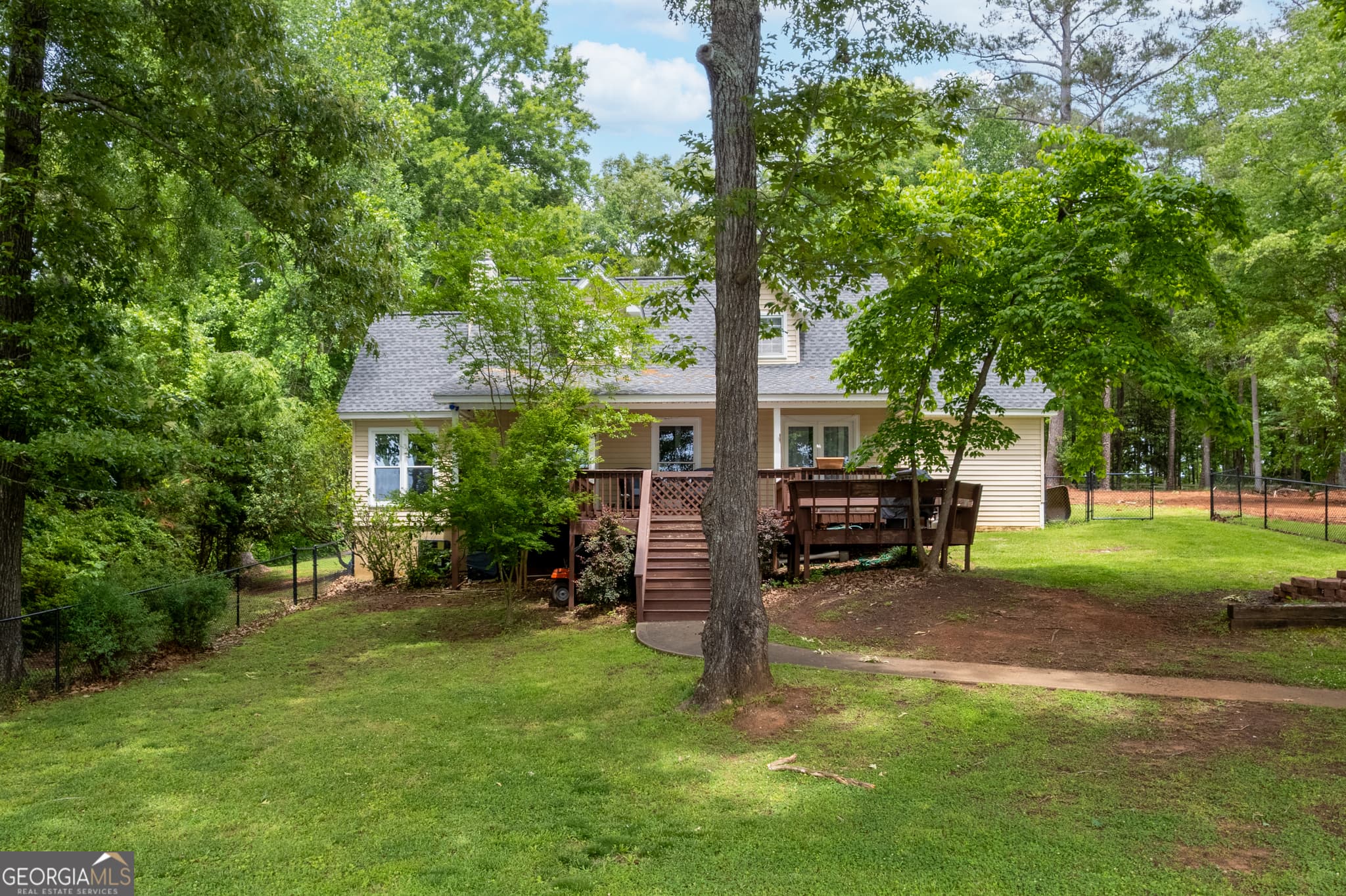 3 bedroom, 2 bathroom, 2,112 sq ft single family residence for sale at 142 Tanglewood Court, Eatonton, GA 31024 — photo 2