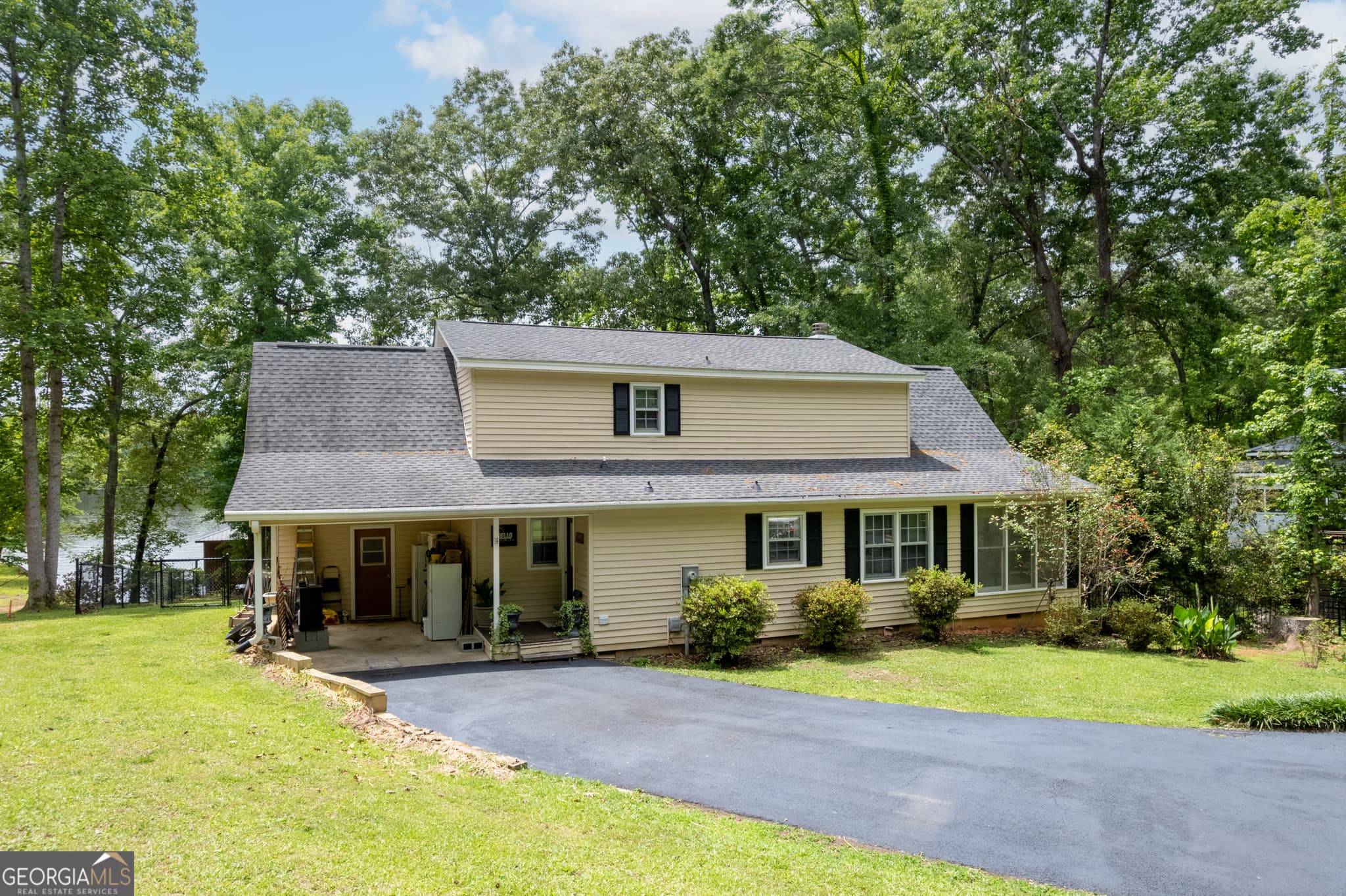 3 bedroom, 2 bathroom, 2,112 sq ft single family residence for sale at 142 Tanglewood Court, Eatonton, GA 31024 — photo 6