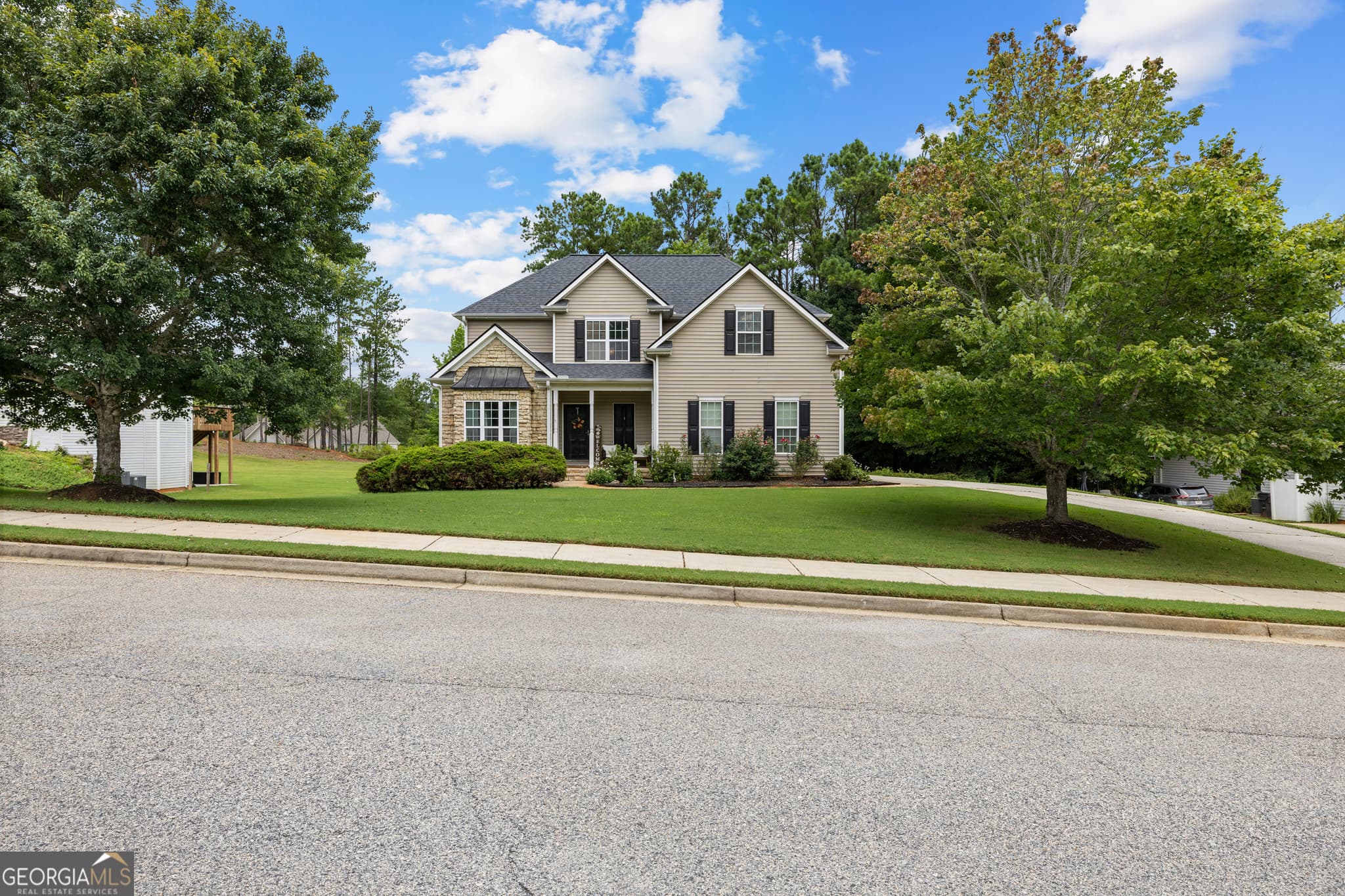 5 bedroom, 3.5 bathroom, 3,252 sq ft single family residence for sale at 65 Autumn Creek, Senoia, GA 30276 — photo 2