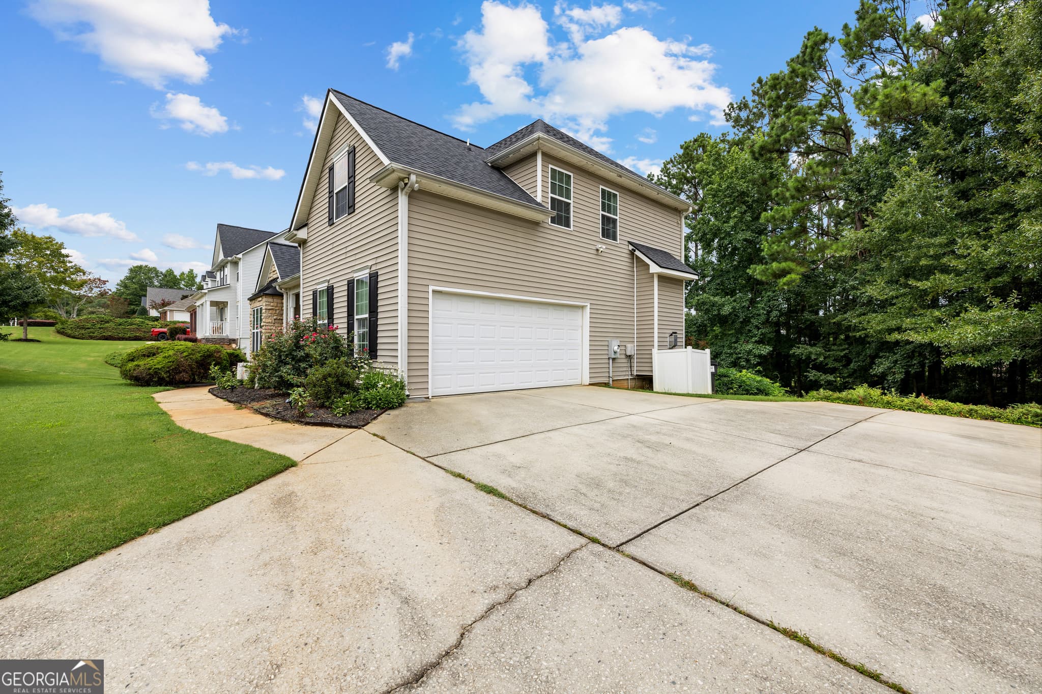 5 bedroom, 3.5 bathroom, 3,252 sq ft single family residence for sale at 65 Autumn Creek, Senoia, GA 30276 — photo 3