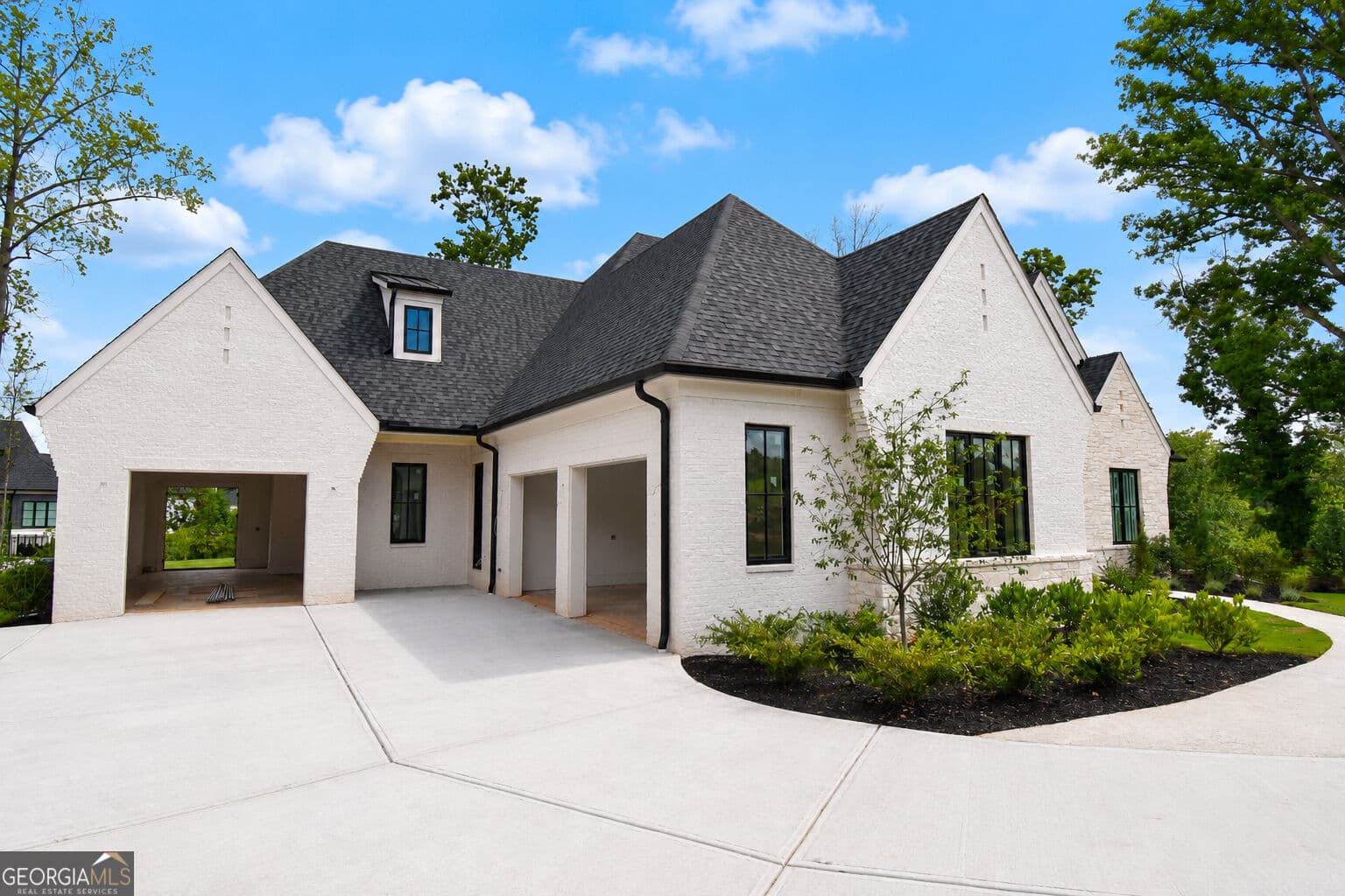 5 bedroom, 7 bathroom, 7,161 sq ft single family residence for sale at 5071 Kings Close, Alpharetta, GA 30004 — photo 2