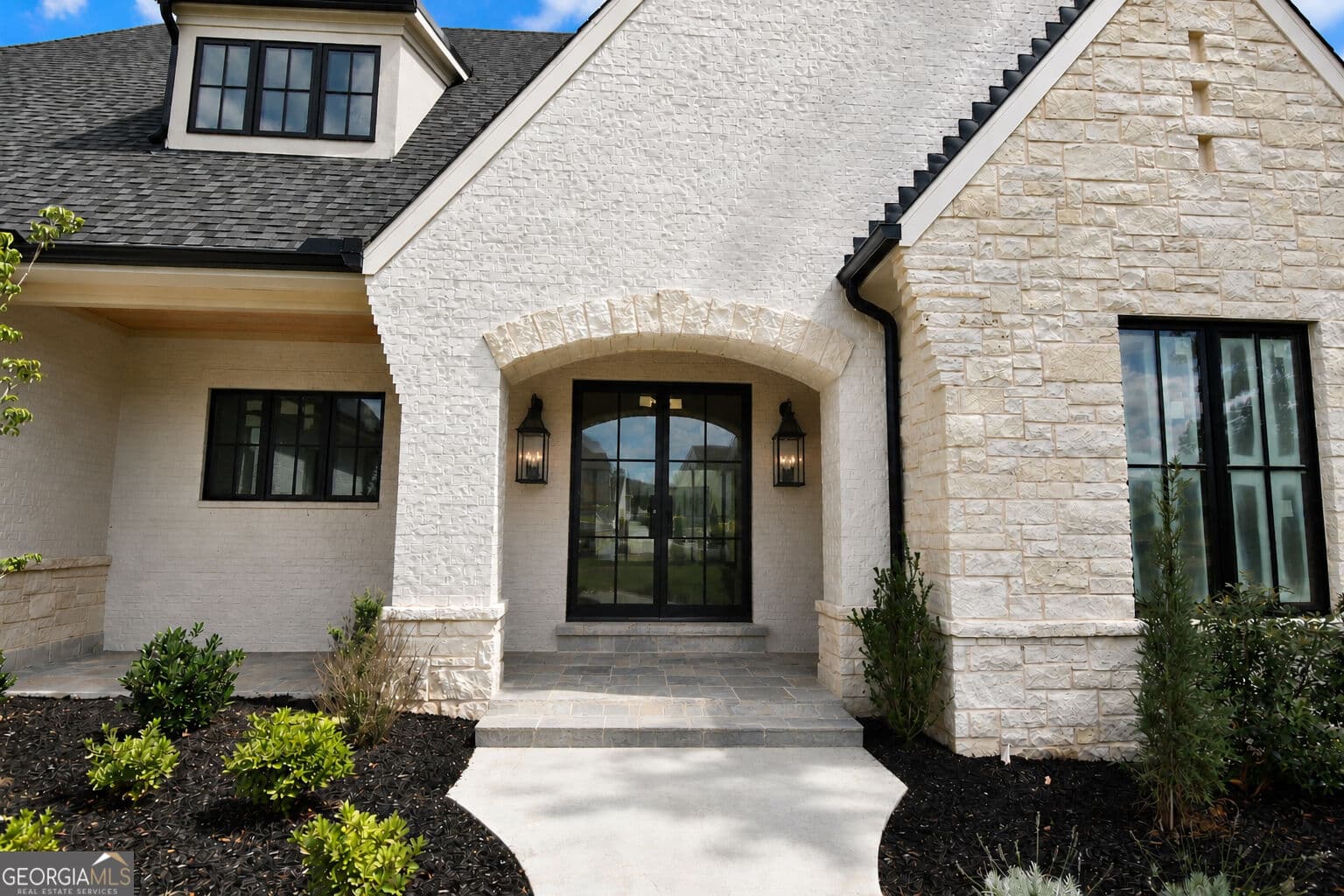 5 bedroom, 7 bathroom, 7,161 sq ft single family residence for sale at 5071 Kings Close, Alpharetta, GA 30004 — photo 3