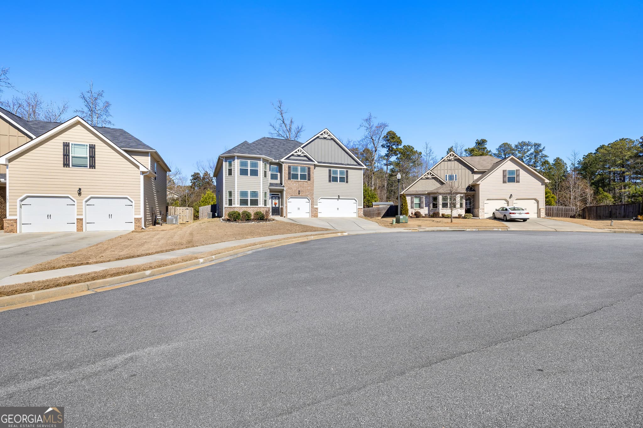 6 bedroom, 3.5 bathroom, 3,955 sq ft single family residence for sale at 166 Brookview Drive, Newnan, GA 30265 — photo 3