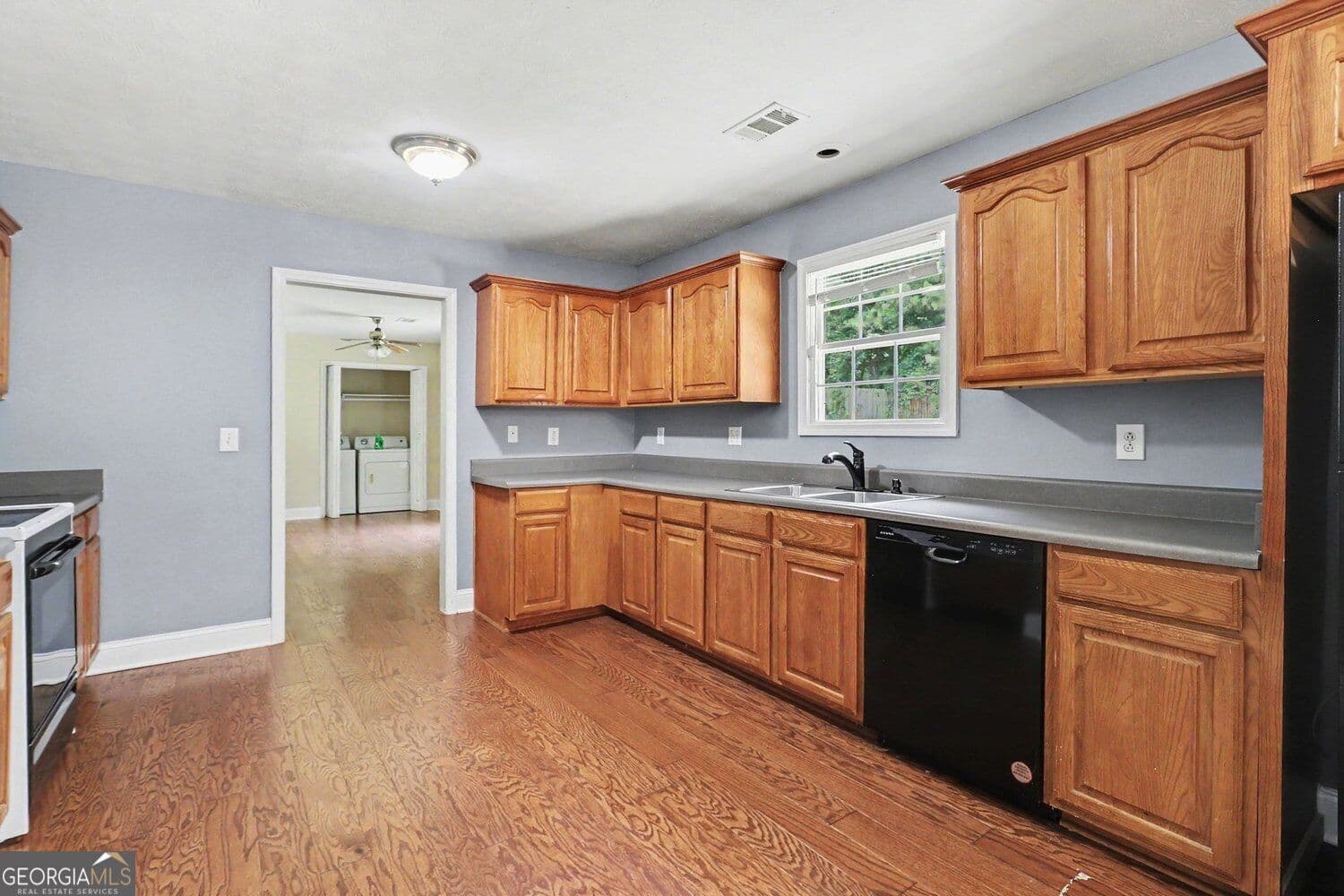 3 bedroom, 2 bathroom, 2,155 sq ft single family residence for sale at 84 Hidden Lakes Court, Newnan, GA 30263 — photo 3