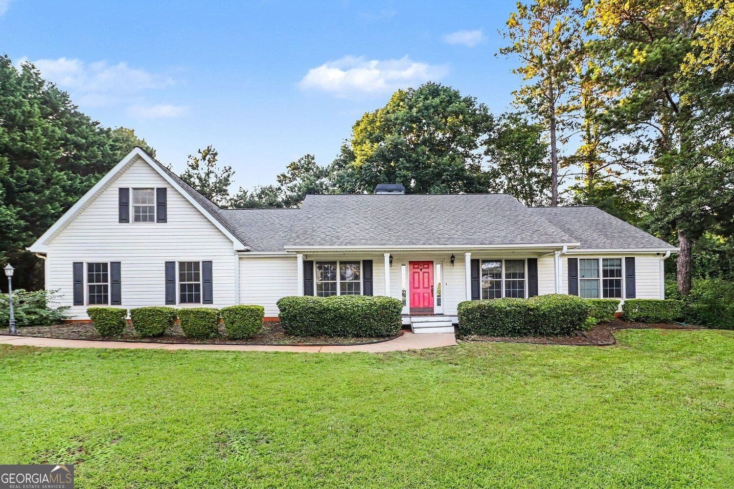 3 bedroom, 2 bathroom, 2,155 sq ft single family residence for sale at 84 Hidden Lakes Court, Newnan, GA 30263 — photo 1 of 43
