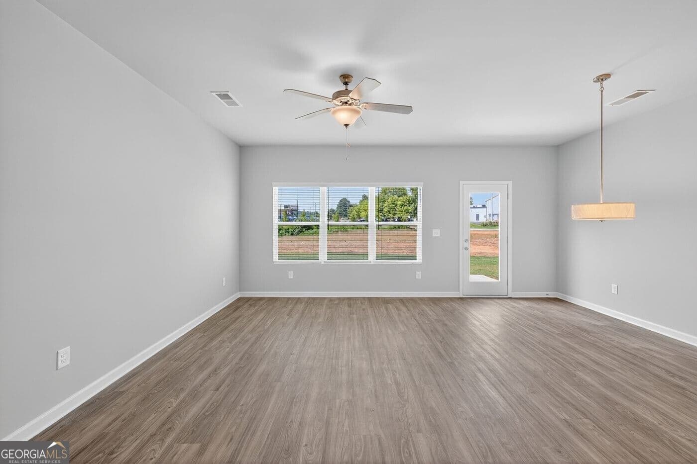 3 bedroom, 2.5 bathroom, 1,740 sq ft townhouse for sale at 2864 Lillian Lane, Douglasville, GA 30135 — photo 5