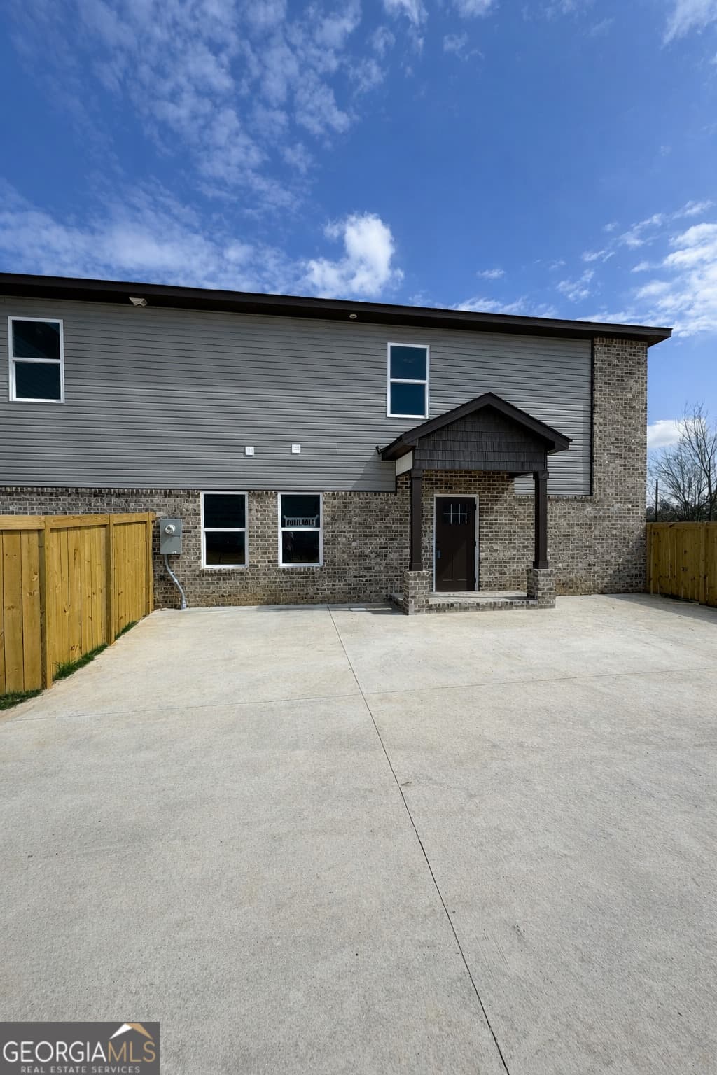 4 bedroom, 2.5 bathroom, 1,758 sq ft townhouse for sale at 260 Beau Claire Circle, Byron, GA 31008 — photo 2