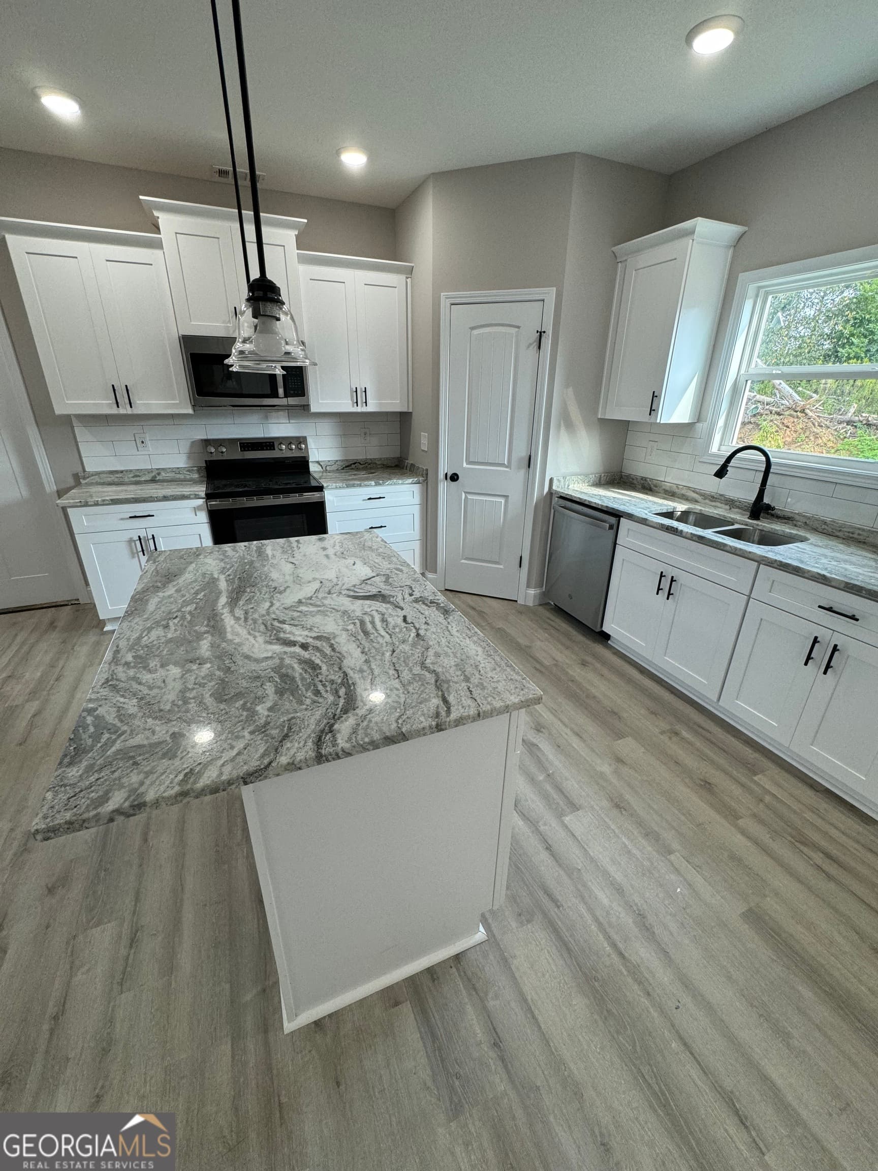 4 bedroom, 2.5 bathroom, 1,758 sq ft townhouse for sale at 260 Beau Claire Circle, Byron, GA 31008 — photo 5