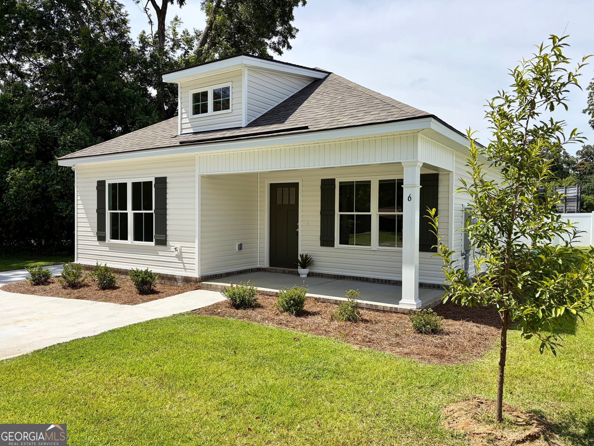 3 bedroom, 2 bathroom, 1,241 sq ft single family residence for sale at 6 Roundtree Street, Statesboro, GA 30458 — photo 2