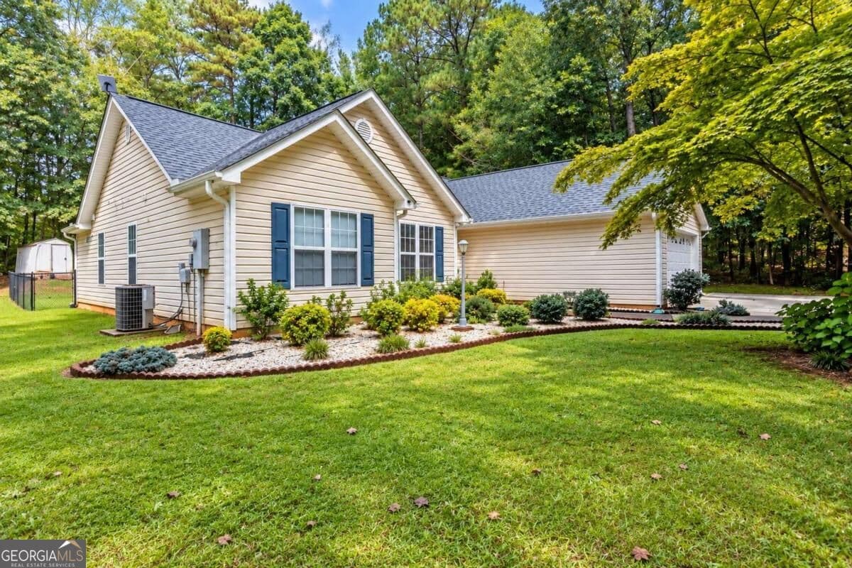 3 bedroom, 2 bathroom, 1,389 sq ft single family residence for sale at 2205 Maris Way, Monroe, GA 30655 — photo 3