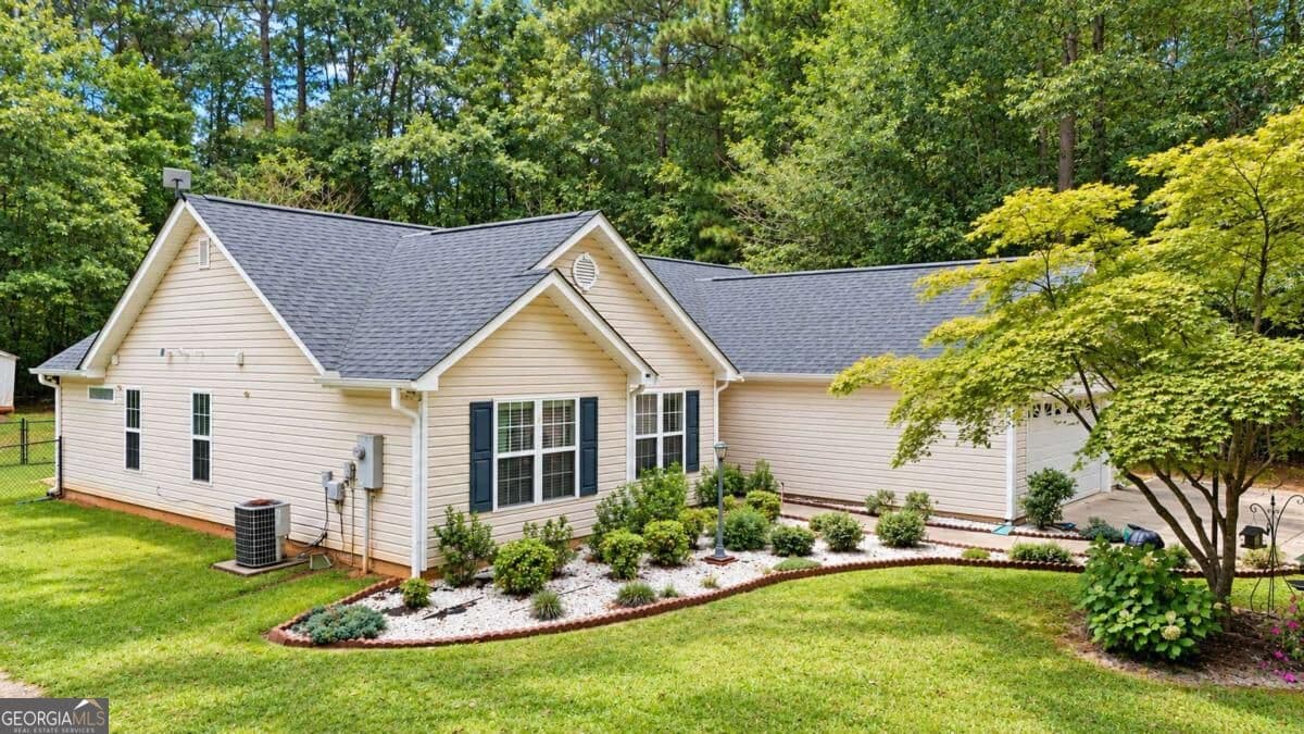 3 bedroom, 2 bathroom, 1,389 sq ft single family residence for sale at 2205 Maris Way, Monroe, GA 30655 — photo 4