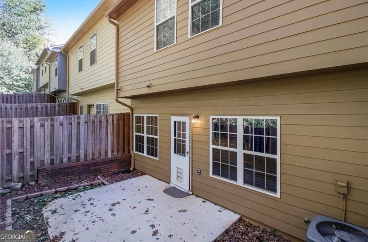 4 bedroom, 2.5 bathroom, 2,004 sq ft loft,townhouse for sale at 3856 Augustine Place, Rex, GA 30273 — photo 2
