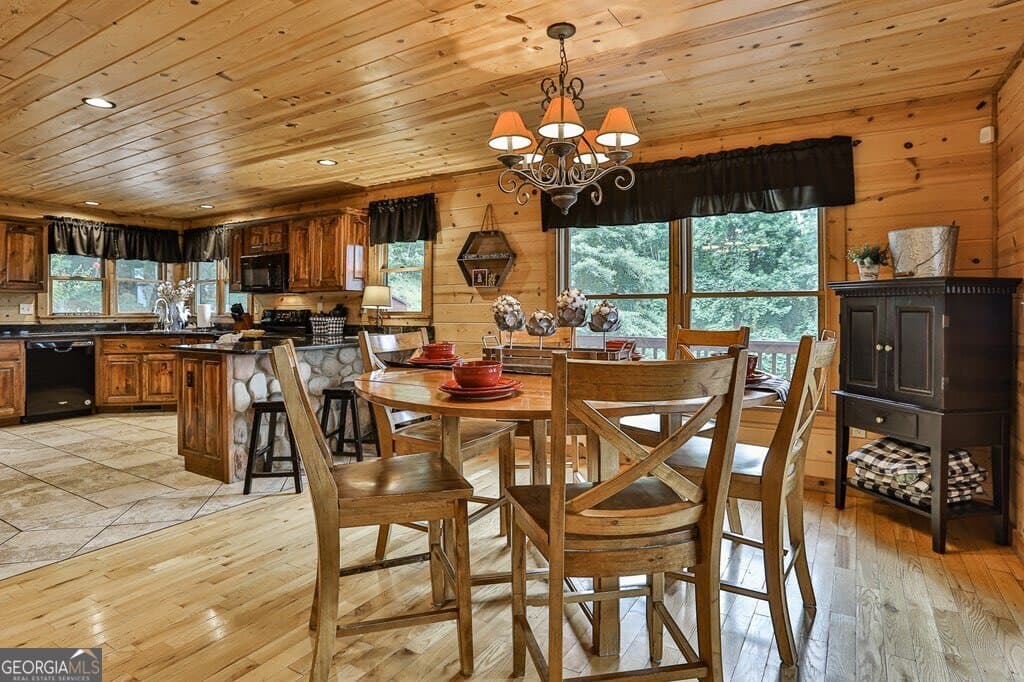 4 bedroom, 3.5 bathroom, 3,150 sq ft cabin,single family residence for sale at 175 Cochise Road 19, Blue Ridge, GA 30513 — photo 8