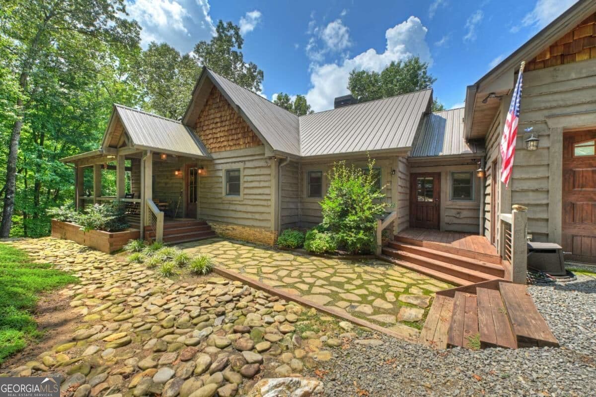 5 bedroom, 3.5 bathroom, 3,882 sq ft cabin,single family residence for sale at 274 Hot House Drive, Mineral Bluff, GA 30559 — photo 6