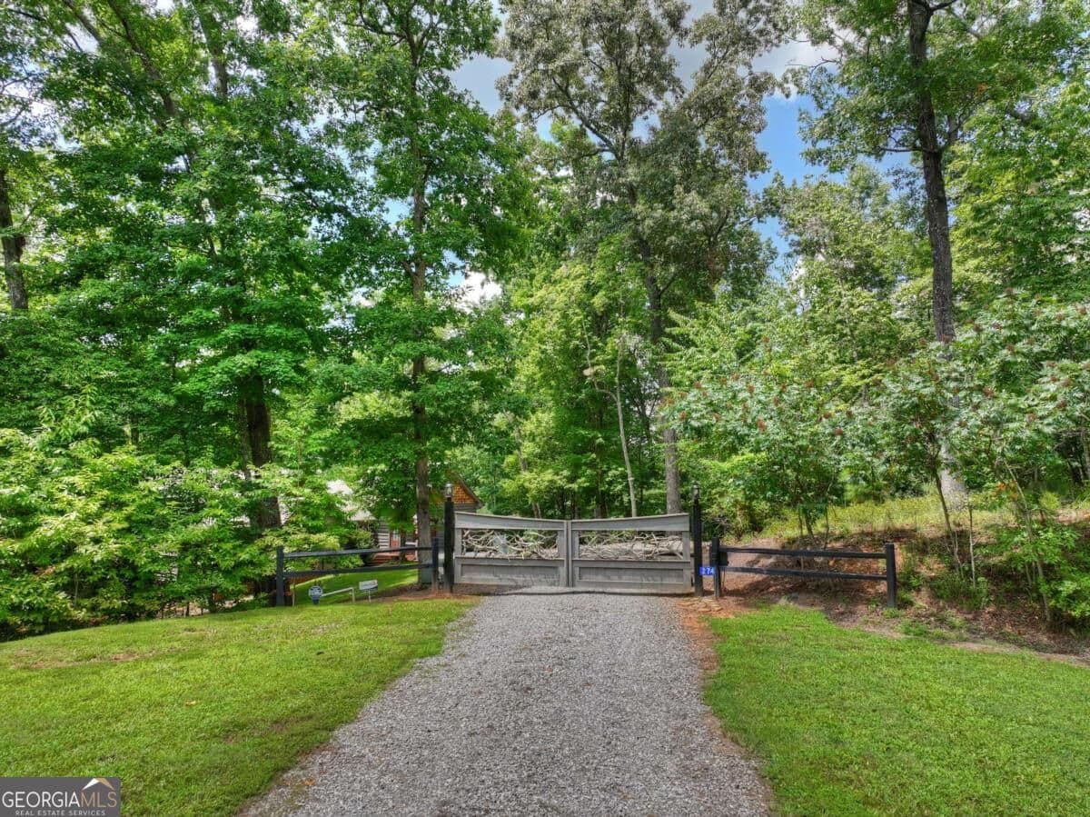 5 bedroom, 3.5 bathroom, 3,882 sq ft cabin,single family residence for sale at 274 Hot House Drive, Mineral Bluff, GA 30559 — photo 5