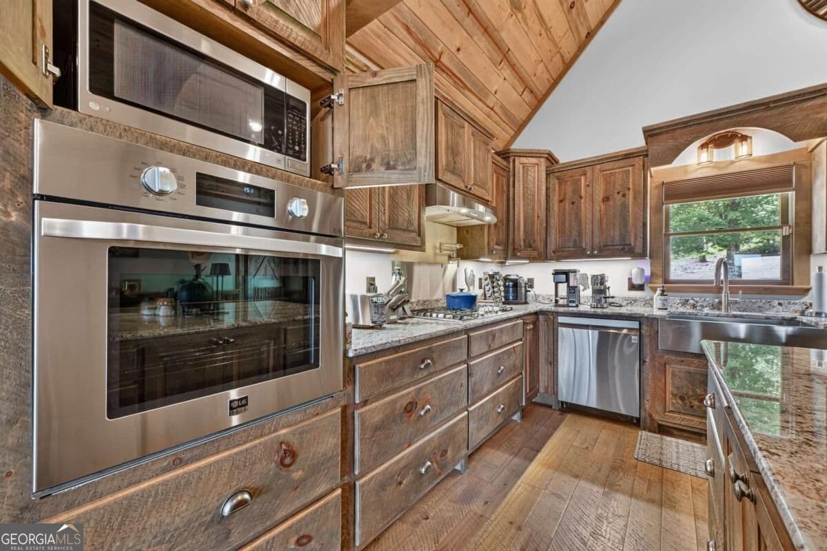 5 bedroom, 3.5 bathroom, 3,882 sq ft cabin,single family residence for sale at 274 Hot House Drive, Mineral Bluff, GA 30559 — photo 10