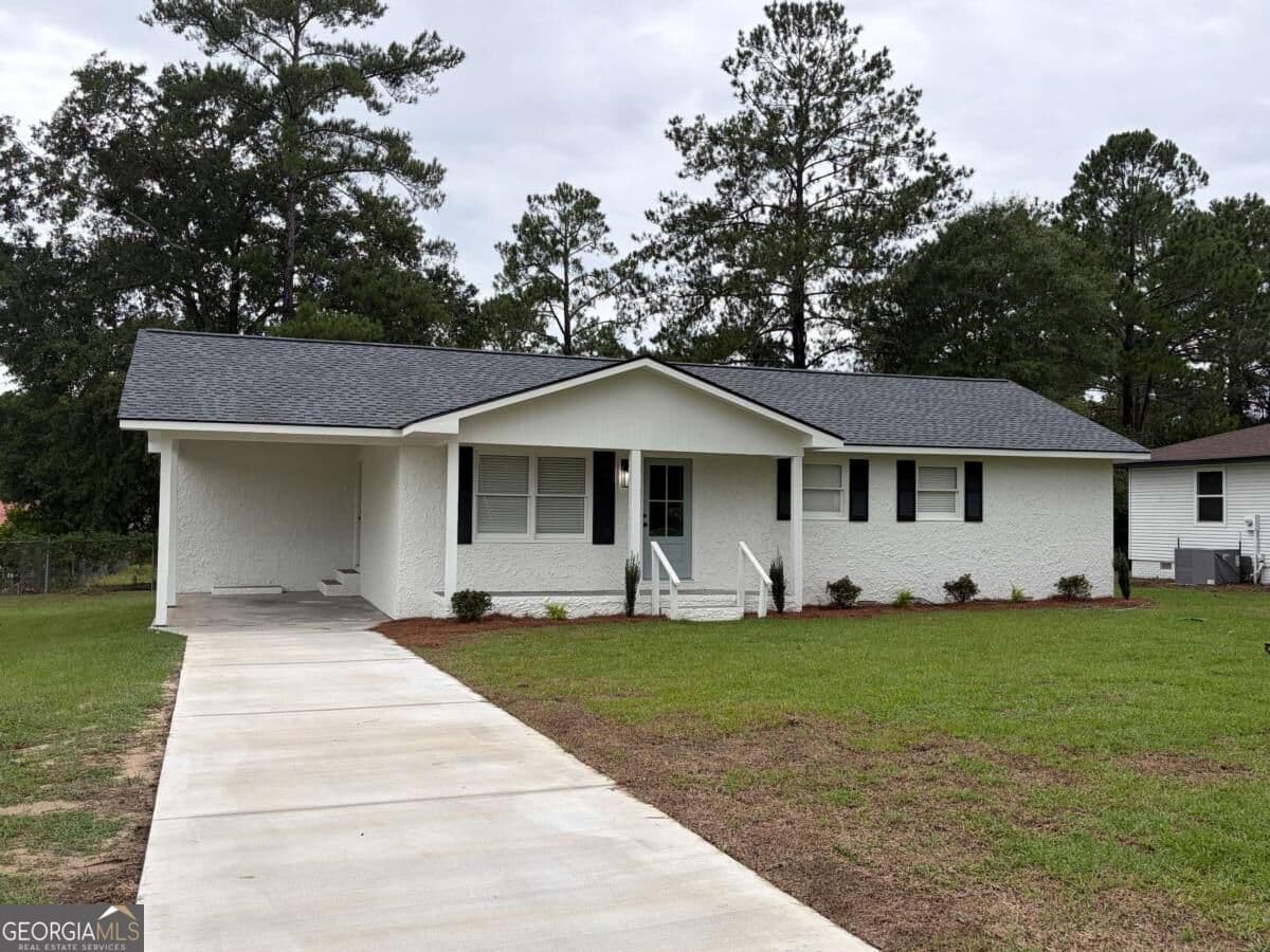 3 bedroom, 2 bathroom, 1,056 sq ft single family residence for sale at 1320 Newton Drive, Tifton, GA 31794 — photo 2