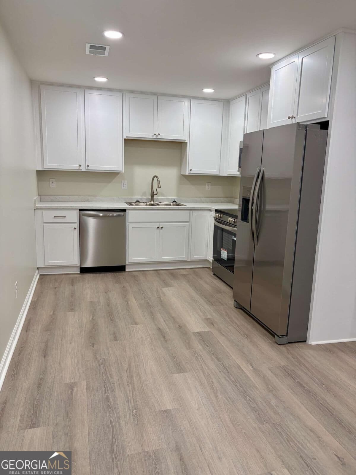3 bedroom, 2 bathroom, 1,056 sq ft single family residence for sale at 1320 Newton Drive, Tifton, GA 31794 — photo 3