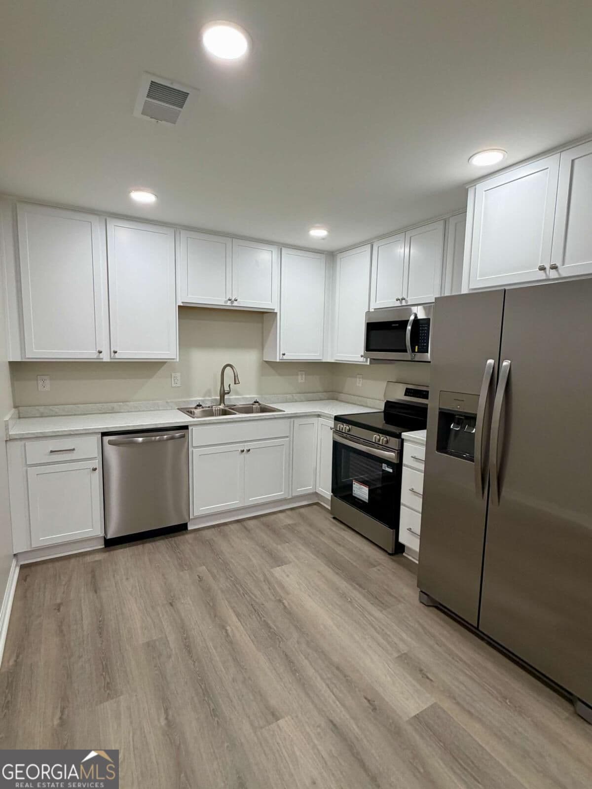3 bedroom, 2 bathroom, 1,056 sq ft single family residence for sale at 1320 Newton Drive, Tifton, GA 31794 — photo 4