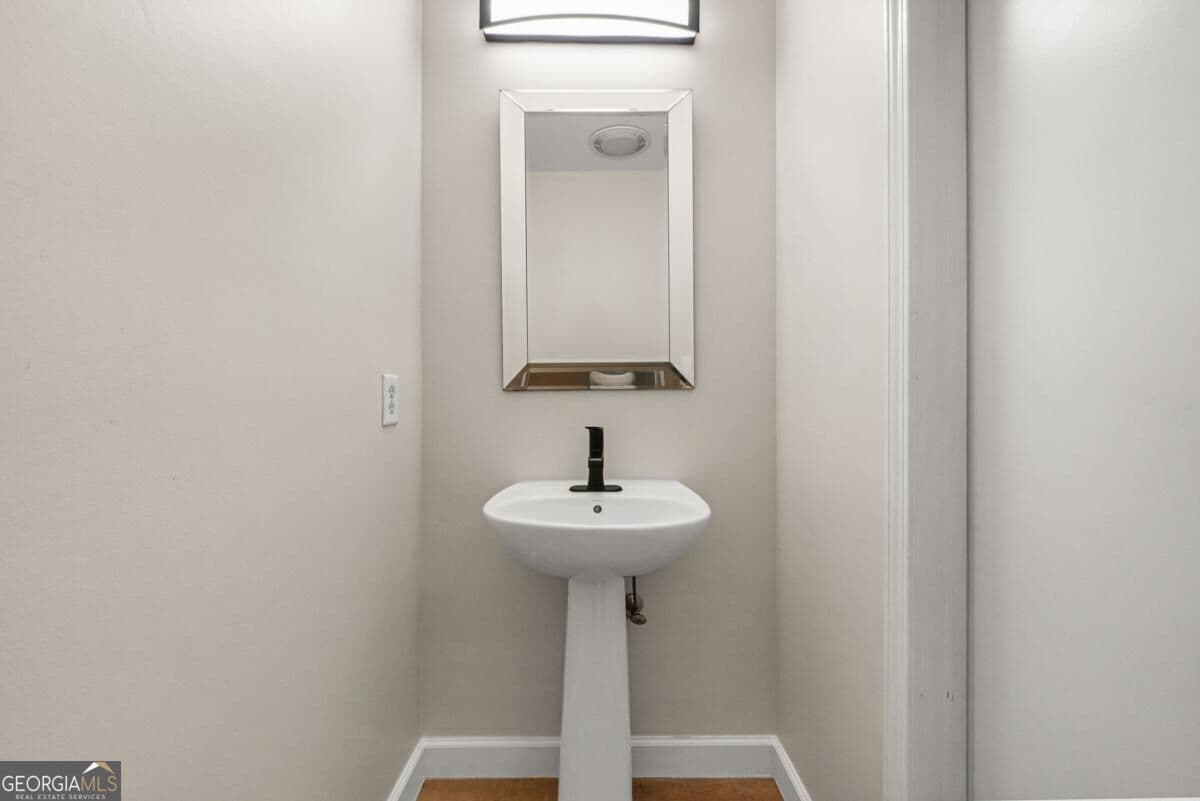 1 bedroom, 1.5 bathroom, 901 sq ft condominium for rent at 711 Cosmopolitan Drive 622, Atlanta, GA 30324 for $2,000 a month — photo 8